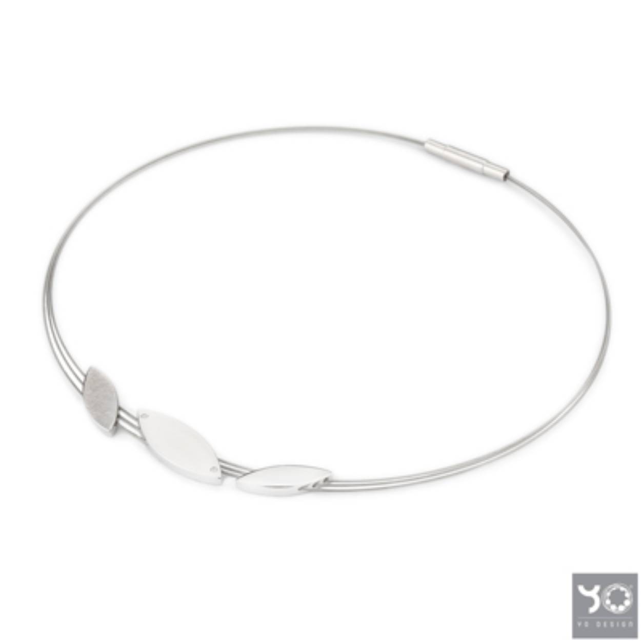Een edelstalen met zilveren ketting met zirkonia van het Nederlandse sieradenmerk YO Design. De strak afgewerkte ketting is uitgevoerd met zilveren elementen en een gemakkelijke magneetsluiting. 