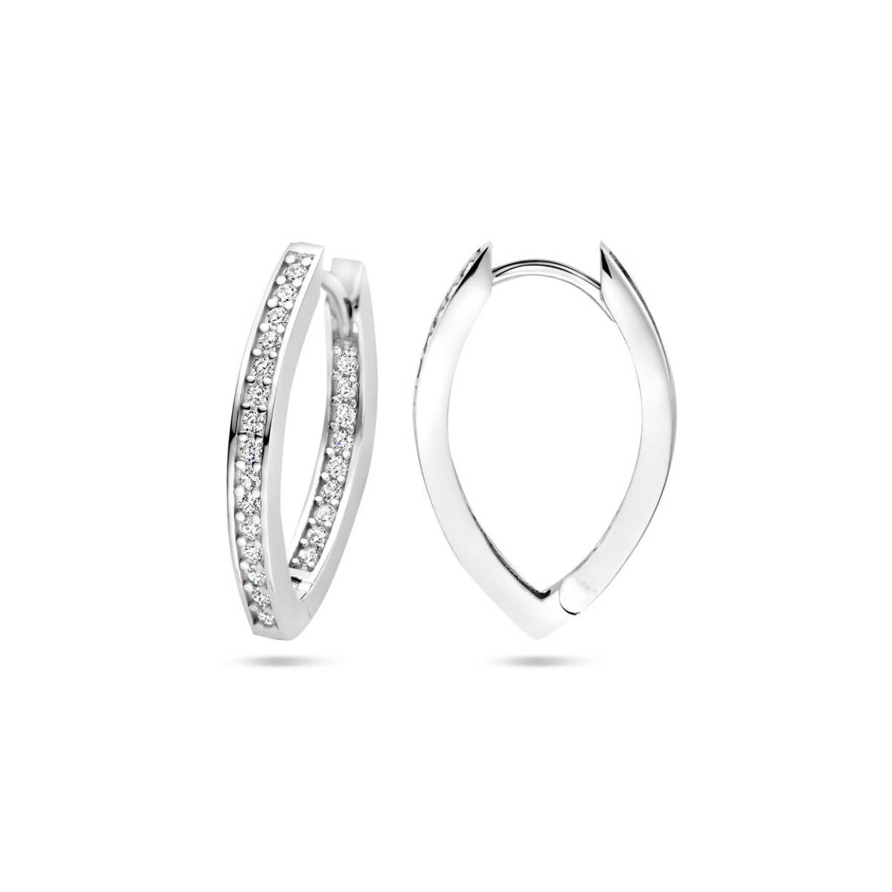 Gerhodineerd 925 zilveren klapoorringen uitgevoerd met zirkonia. De oorringen hebben een hoogte van 21mm.