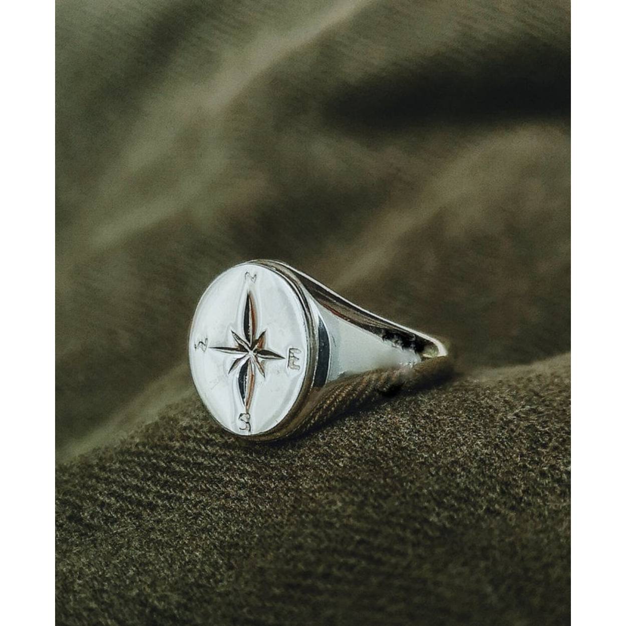 Deze ring draagt een met de hand gesneden kompas om je te inspireren om jouw true north te vinden - je ware richting - waar je ook bent in het leven. Het staat voor oneindige mogelijkheden, doen in plaats van dromen, creëren in plaats van gehoorzamen en geloven in plaats van wanhopen.

Handgemaakt van 925 sterling zilver. Fair trade & eco-friendly.
