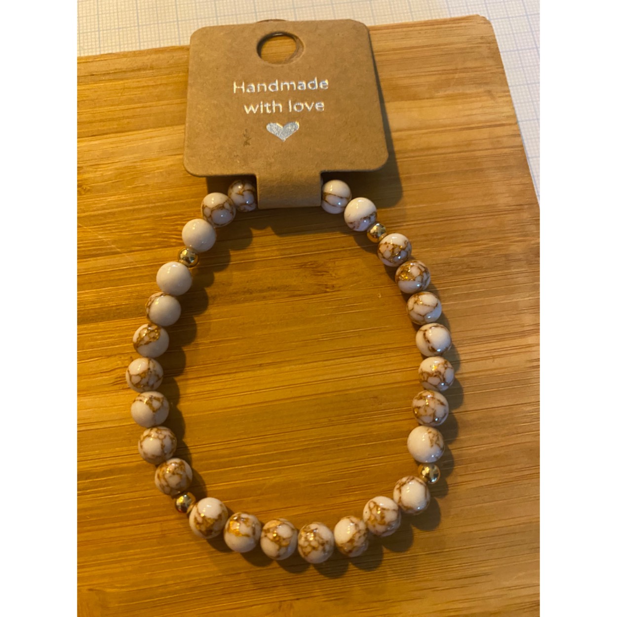 Lief armbandje metHowlite en zilveren ballen. 
Dit geschenkje is belangrijk voor jezelf om jezelf eraan te herinneren dat je speciaal bentHowlite is de gezondheid steen.. Je wordt blij als je het krijgt en even blij als je het weggeeft.
Armband kan op aanvraag met elke positieve tekst gemaakt worden( max 7 letters)