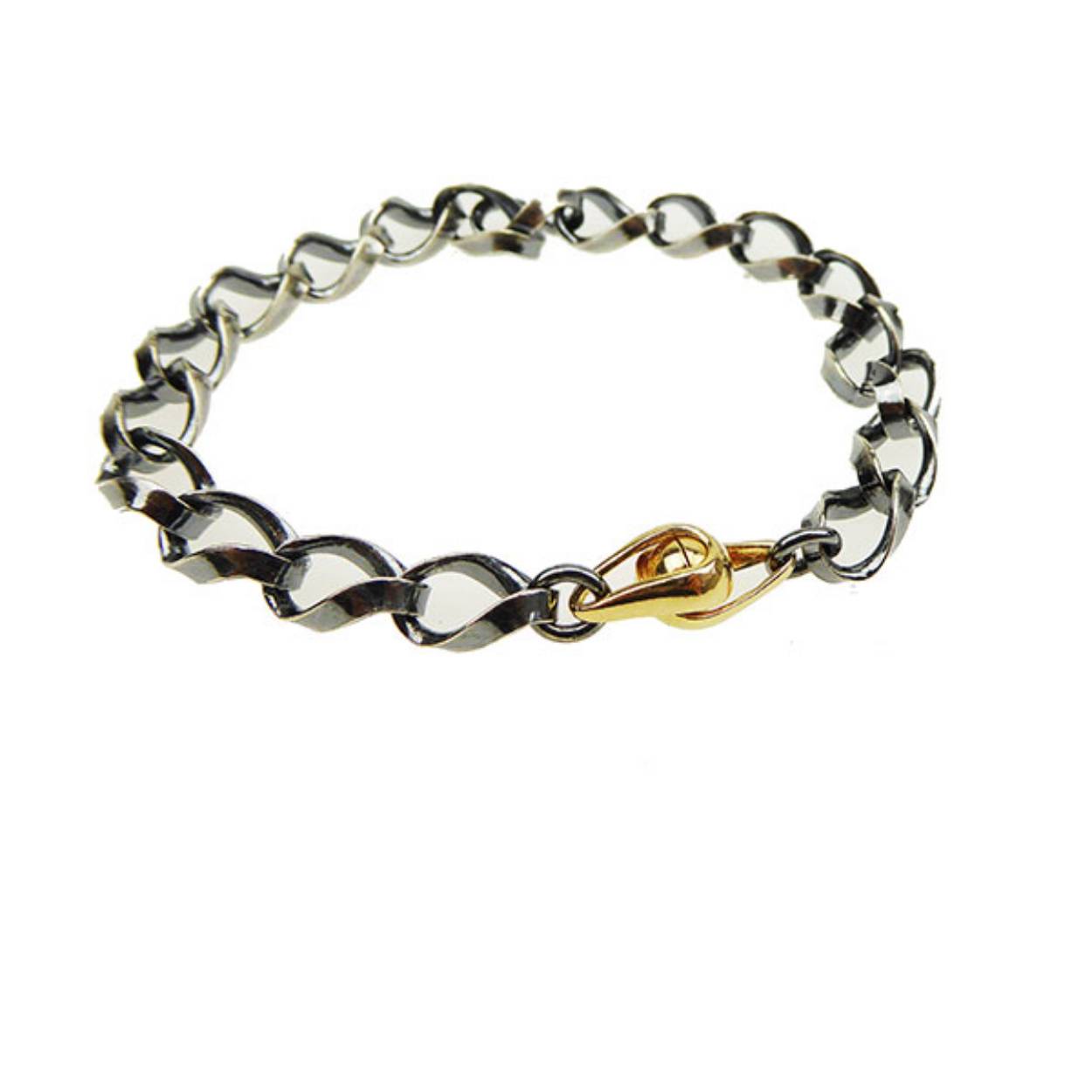 Een spannende ketting in licht geoxideerde constructie (ca. 7mm breed) met verguld magnetisch slot dat prachtig aansluit bij de ketting. Het slot is zeer veilig - kan niet uit elkaar worden getrokken - moet behoorlijk worden opgetild - allemaal gedaan in sterling zilver.

