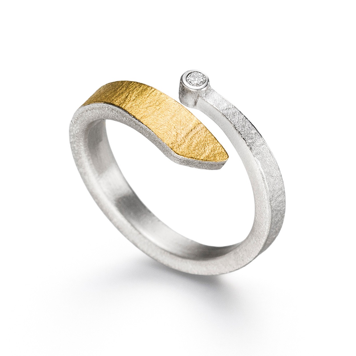 De handgemaakte design sieraden van MANU zijn stuk voor stuk iconen waarmee de drager zijn persoon onderstreept. Bijzondere edelmetalen en contrastrijke combinaties kenmerken MANU.