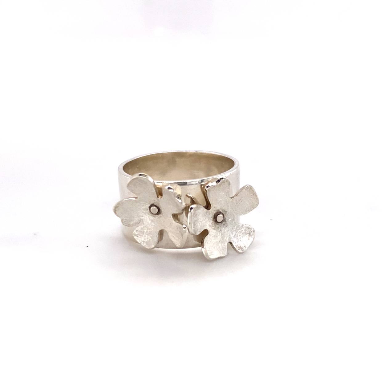 Zilver ring met bewegende bloemen