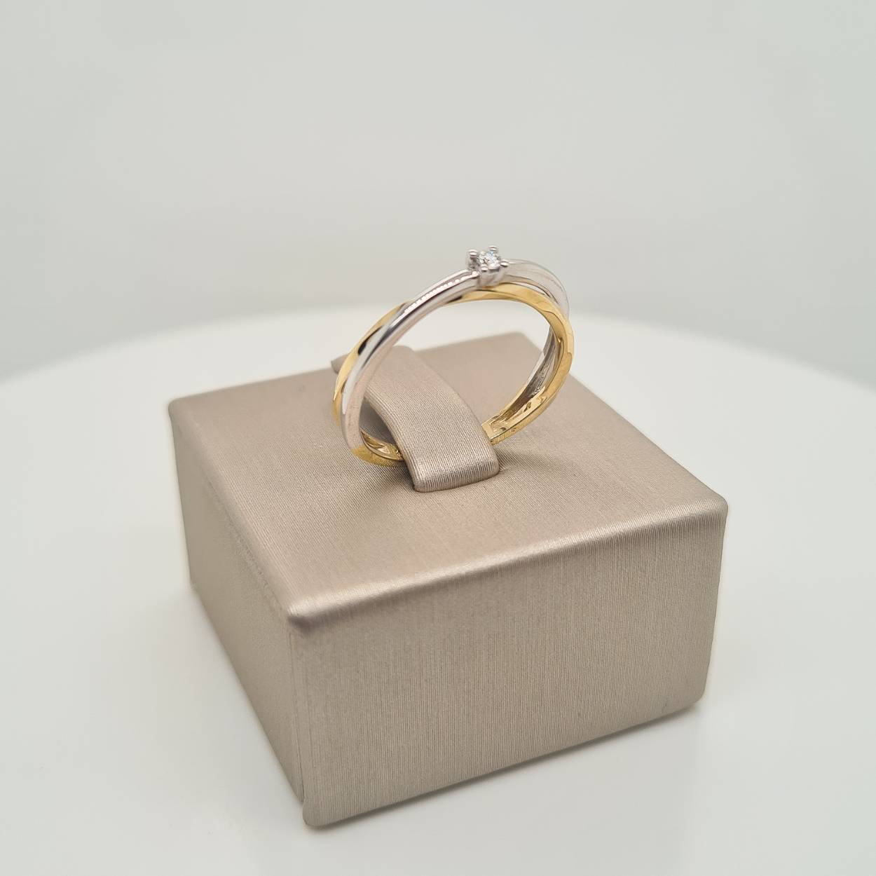 Deze prachtige bicolor wit-en geelgouden ring is uitgevoerd met diamant, 0.03ct H SI2. De ring heeft een diameter van 3mm en is maat 54.