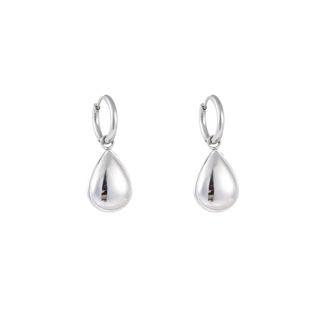 Van grote statement oorbellen tot klassieke oorringetjes of – knopjes - in onze collectie komen oorbellen in alle soorten en maten terug, maar steeds van mooie kwaliteit en in lijn met de laatste nieuwe trends.

Enamel Full drop
