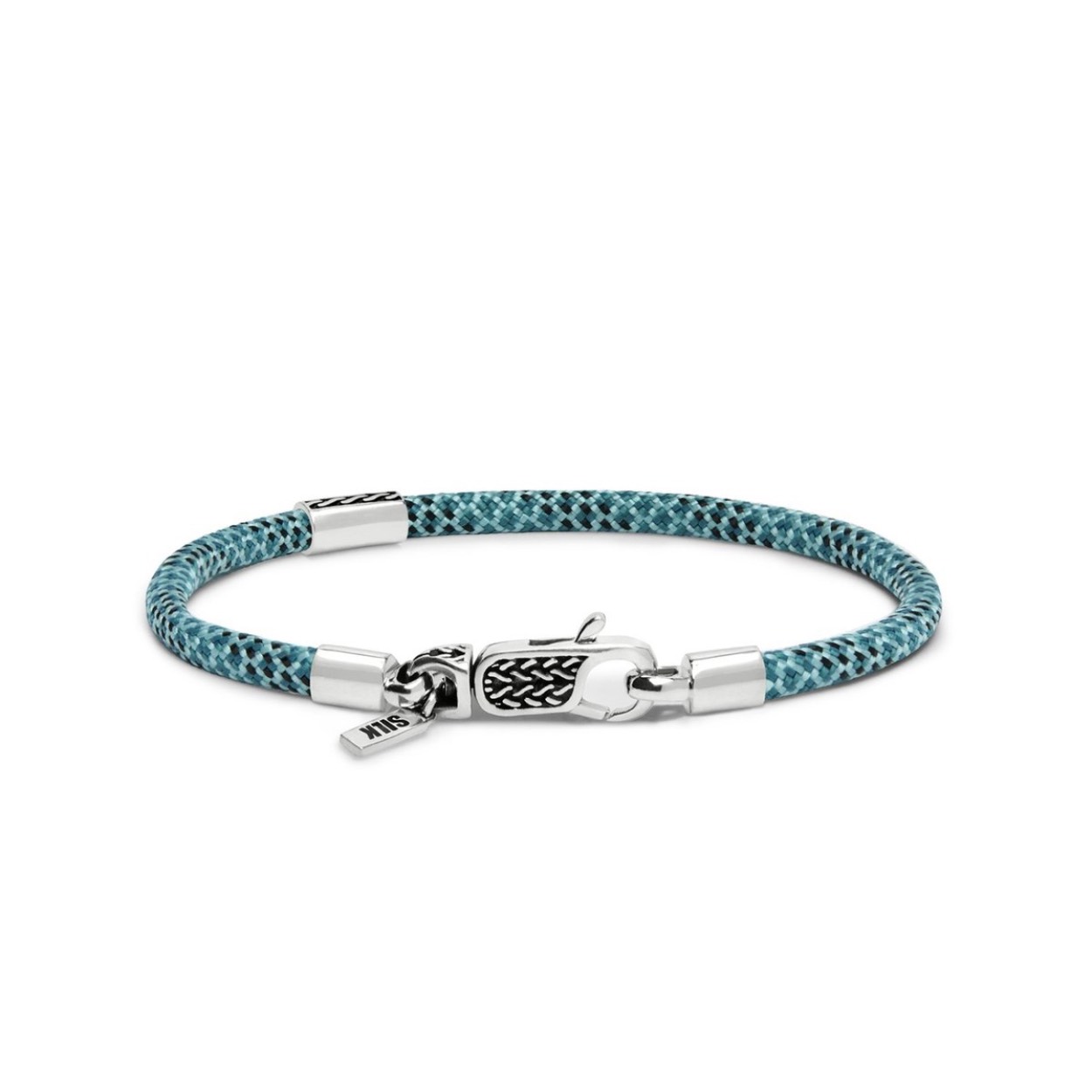 Ontdek de Nieuwe Azure Paracord Armbanden van SILKDe nieuwste toevoeging aan de SILK collectie zijn de Azure, Emerald en Terra paracord armbanden, ontworpen met een luxe zilveren karabijnsluiting. Deze diepgekleurde armbandjes voegen stijl en kleur toe aan je arm en zijn verkrijgbaar in twee varianten: een met charm en een zonder charm. Het model met charm heeft een uniek schuifbaar buisje dat aan beide kanten te dragen is. Eén kant biedt ruimte voor een persoonlijke gravure, zoals initialen of een symbool, terwijl de andere kant is voorzien van een subtiele structuur voor een elegante afwerking. Kies jouw favoriete kant en draag het sieraad zoals jij wilt.Stijlvol & Functioneel De sterke, duurzame paracord armbanden zijn in verschillende lengte maten verkrijgbaar en passen perfect bij elke gelegenheid. Deze collectie is ontworpen om kleur toe te voegen aan je zilverstack. Door de paracord armbanden te combineren met andere sieraden creëer je een kleurrijk en speels geheel, ideaal voor een unieke en opvallende look.Personalisatie Mogelijk Maak je armband extra bijzonder door het buisje van de charm te graveren met een naam, datum, of een speciaal symbool. De personalisatiemogelijkheden maken dit sieraad een perfect cadeau of een uniek, dierbaar stuk voor jezelf. 

Dit sieraad is te graveren.