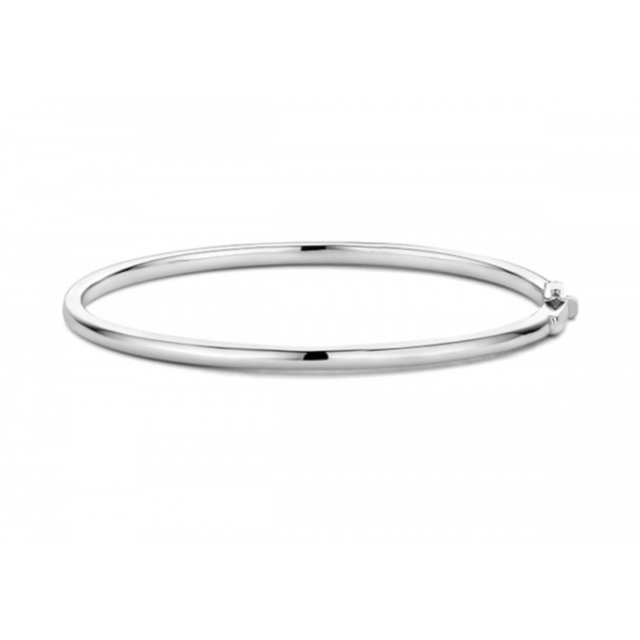 Moments biedt een basis zilveren sieradencollectie. De collectie bestaat uit tijdloze sieraden met fashion twist, de sieraden zijn draagbaar voor elk moment van de dag. Alle sieraden zijn vervaardigd van de hoogste kwaliteit sterling zilver en alle zirkonia stenen zijn met de hand gezet. De armband is van gerhodineerd zilver en hebben een scharnier waardoor deze gemakkelijk om en af te doen is. Het is leuk om deze armband te combineren met andere sieraden van Moments.