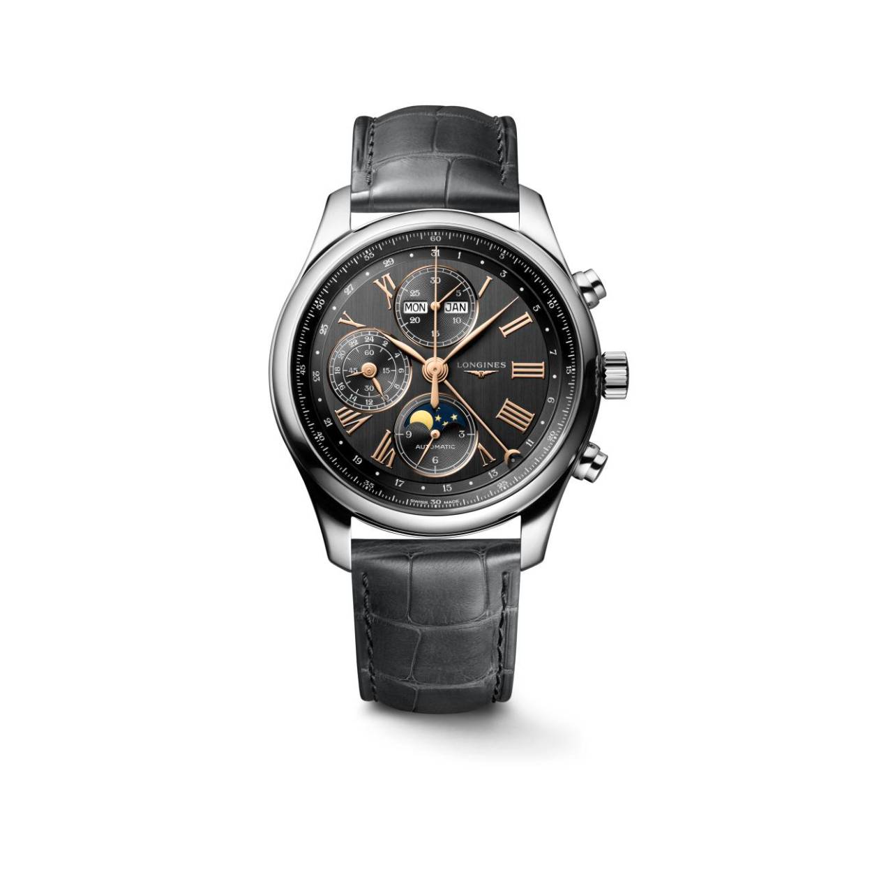 Dit Longines horloge behoort tot de Master collectie.
Referentienummer: L2.773.4.61.2 

De Longines is voorzien van een automatisch kaliber L687 uurwerk met een gangreserve van 66 uur. De kast is gemaakt van roestvrij staal en de antraciete band van leer. Het horloge heeft een diameter van 42 mm en is getest op een waterdichtheid van 3 ATM / 30 meter. Met een wijzer met halve maan wordt in de wijzerplaat de datum aangeduid. Het horloge heeft een kleine seconde wijzer op 9 uur en een maanfase op 6 uur. Het horloge heeft een krasbestendig saffierglas met meerdere lagen anti-reflecterende coating aan beide zijden

Horloges van Longines met automatische uurwerken genieten van een verlengde fabricagegarantie van 5 jaar. Deze langere garantieperiode onderstreept de uitzonderlijke kwaliteit en het vakmanschap van de automatische uurwerken van Longines.