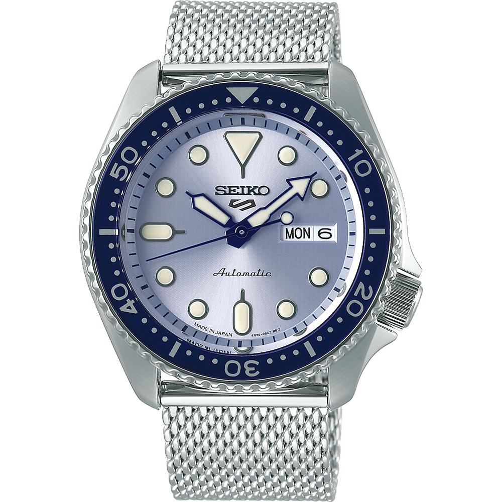 Materiaal kast Staal

Kleur wijzerplaat blauw

Achterzijde kast Hardlex Glas

Schroefdeksel

Lichtgevende wijzers

Lichtgevende index

Diameter kast 42,5mm

Dikte van kast 14 mm

Materiaal band Staal

Bandbreedte 22 mm

Waterdichtheid Tot 100 meter

Dag/datum

Het 4R36 Seiko kaliber met dag/datumweergave is een mechanisch kaliber. Het horloge laadt zich tijdens het dragen automatisch op door het omzetten van de arm- en polsbewegingen van de drager in energie. Beweging van het horloge zorgt ervoor dat de hoofdveer van het horloge wordt opgewonden. Deze veer is de energiebron. Handopwinding is ook mogelijk. Wanneer het horloge volledig is opgeladen heeft het een energiereserve van ca. 41 uur. Het tikgetal van deze automaat is 21.600 per uur en het horloge heeft 24 jewels. Het 4R kaliber wordt volledig in-house vervaardigd.