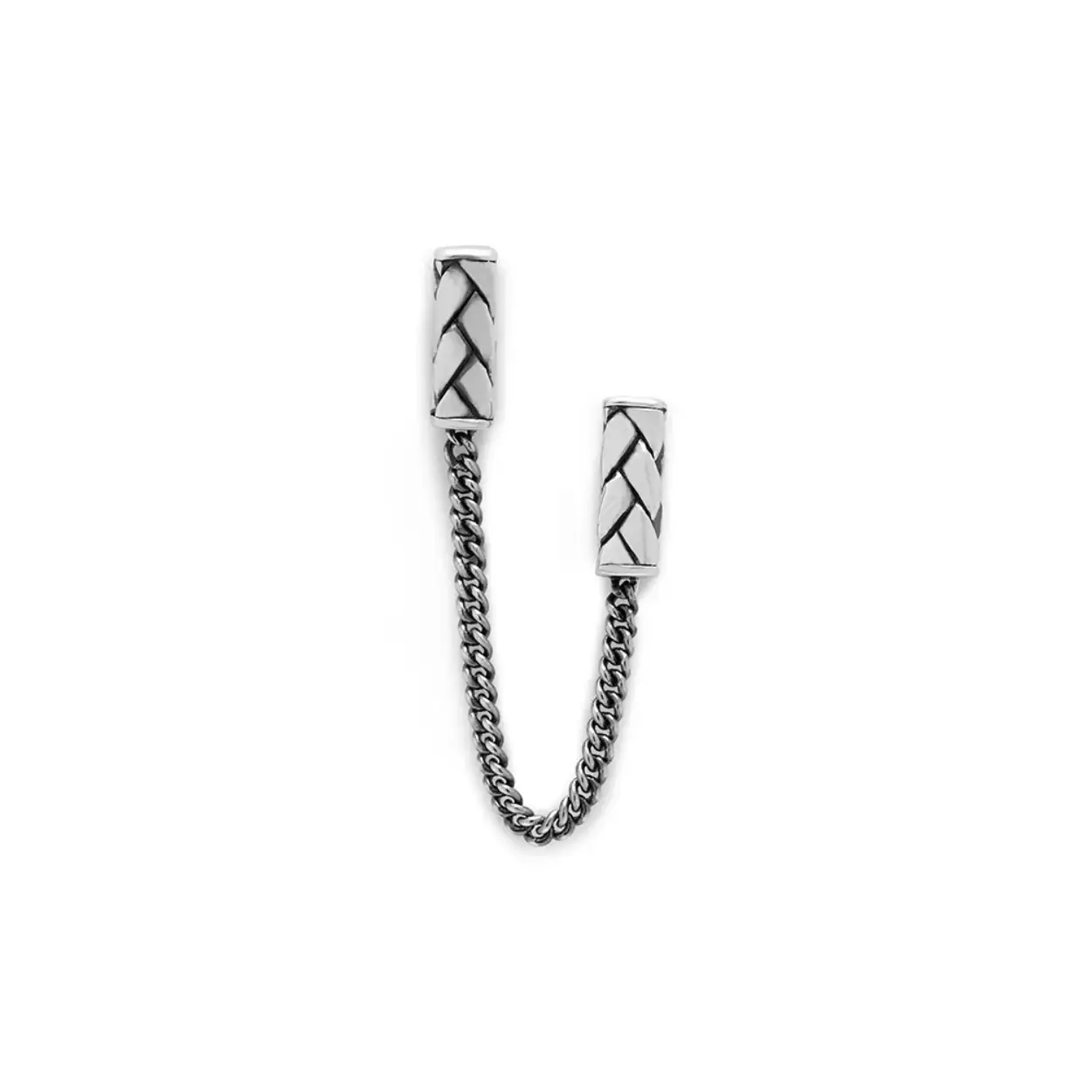 De George Double Earstud Silver is gebaseerd op de populaire George structuur en maakt deel uit van de Earparty collectie. Deze George dubbele oorknopjes zijn uniek en opvallend omdat het sieraad twee oorbellen combineert door middel van een Essential ketting. De oorbellen zijn geïnspireerd op ons bekende George design. De George-collectie heeft een gevlochten textuur en prachtige details, waardoor het een echte eye-catcher is. Combineer deze oorbel met een van de andere Earparty oorbellen, voor een unieke look.