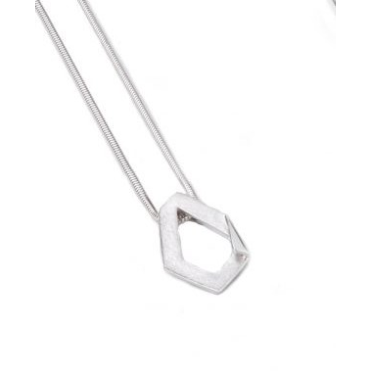 Zilveren slangenketting van het merk YO Design met een glanzende zilveren hanger.