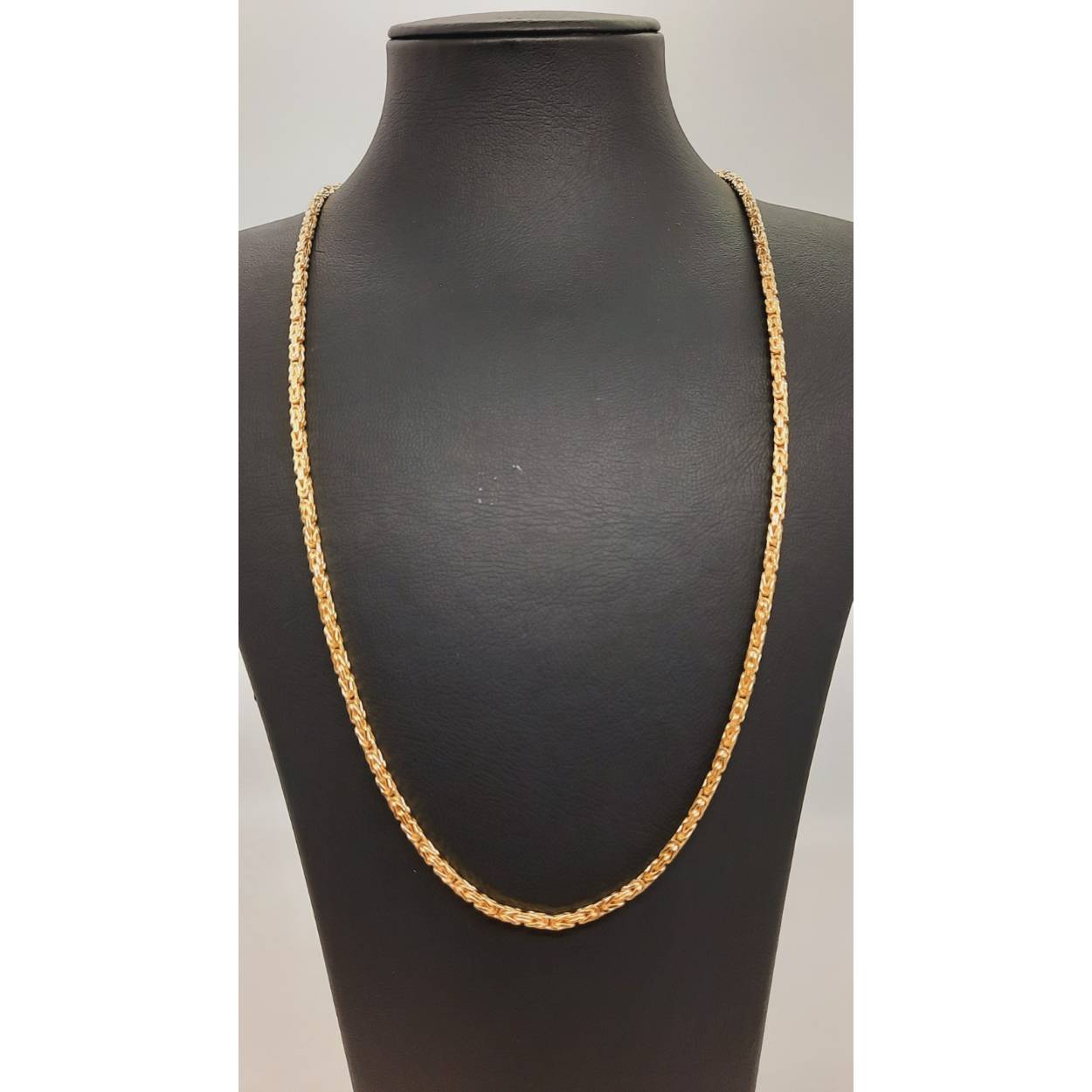 De gouden koningsketting van 14kt, modelnummer BREA-JOY-0003911, is een verfijnde halsketting van 60 cm met een glanzende afwerking. Gemaakt van 14-karaats goud, biedt de ketting een breedte van 2,4 mm en weegt 8,2 gram. Draag deze elegante ketting solo voor een subtiele look of in laagjes voor een modieuze uitstraling.