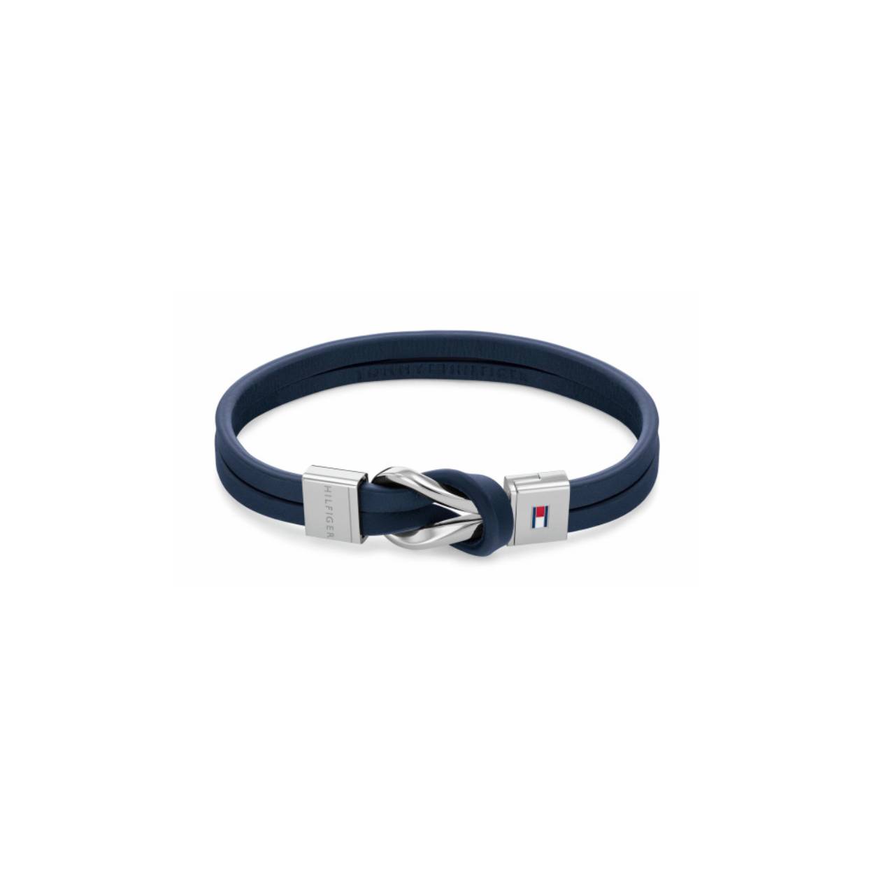 Tommy Hilfiger Jewels TJ2790443 Armband Heren Leer Blauw 20cm
Deze unieke armband van Tommy Hilfiger van de jewelry serie met nr: TJ2790443 is een casual model. De blauw leren heren armband heeft 2 stengen leer en een stalen magneetsluiting die in de vorm van een lus van staal en leer een speels effect heeft. Op de sluiting is het kleurrijke Tommy logo geplaatst. De totale lengte is 20cm.

Het merk:
Tommy Hilfiger is wereldwijd één van de grootste designer lifestyle merken en is internationaal bekend om haar classic American cool stijl. De sieraden zijn voor dames en heren met een eigen stijl, die niet bang zijn om dit aan de wereld te laten zien.

Specificaties:
- Artikelnr: TJ2790442
- Zwart leren armband
- Materiaal: Leer 
- Totale lengte 20cm
- Heren sieraad