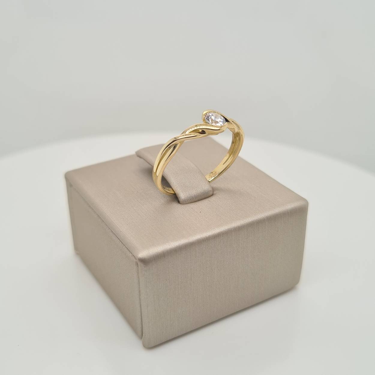 Prachtige 14krt gouden ring met zirkonia.

Deze ring is maat 56, heeft u interesse in een andere maat? Neem dan contact met ons op