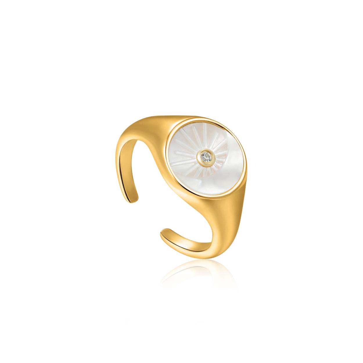 Deze prachtige 14K gold plated ring uit de Wild Soul collectie mag niet in jouw sieradencollectie ontbreken! De ring bestaat uit een embleem in parelmoer met in het midden een stralende zirkonia. Daarnaast is de ring verstelbaar, waardoor het vinden van de juiste maat gemakkelijker is dan ooit. Door onderaan de band de twee uiteindes naar elkaar toe te knijpen of wijder te buigen maak je de ring eenvoudig passend voor elke vinger.