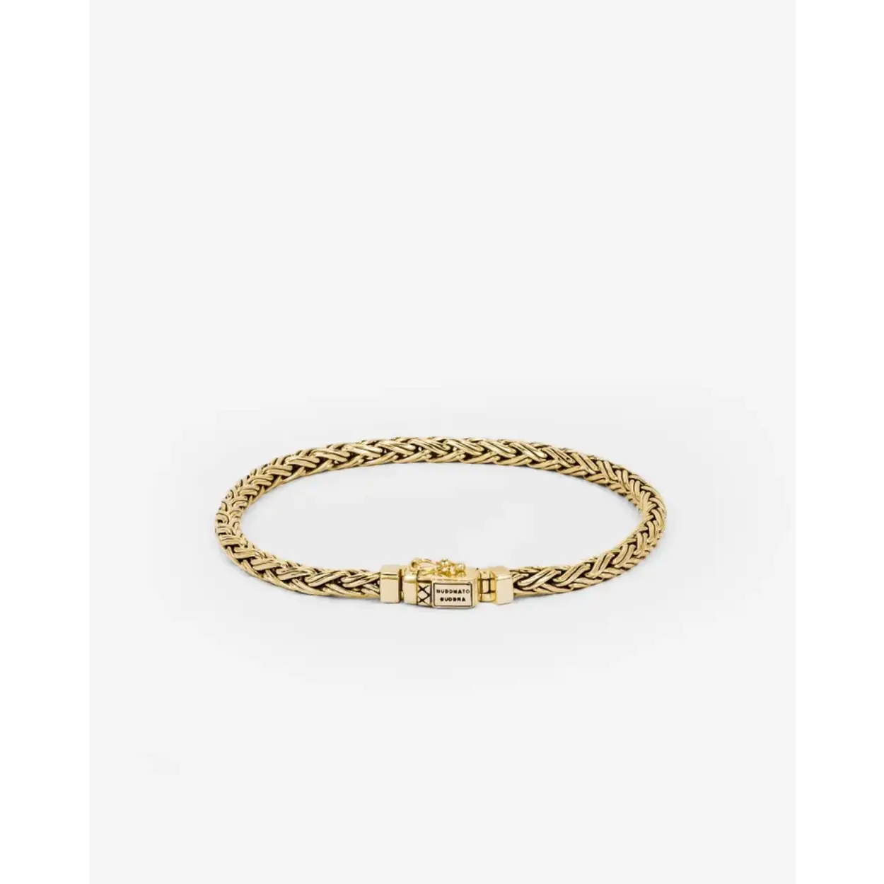 De Katja Mini Armband is gebaseerd op een traditionele Balinese weeftechniek en met de hand gemaakt door gepassioneerde ambachtslieden. Het is een meesterwerk dat puur vakmanschap laat zien. Deze armband, met zijn fijne schakels en gedetailleerde afwerking, is een ode aan de kunst van het verfijnde smeden. Ontworpen in Amsterdam en handgemaakt in Zuid-Oost Azi&euml; van gerecycled zilver met een premium goudlaag van 3.0 micron. De laag goud is gemiddeld 5 maal dikker dan reguliere gold plated items en gemaakt van 18-karaat goud. Deze armband is niet alleen een statement van stijl, maar ook van duurzaamheid en kwaliteit. Draag het als een symbool van jouw eigen unieke pad en de onvergetelijke momenten en mijlpalen die je al hebt behaald in je leven.