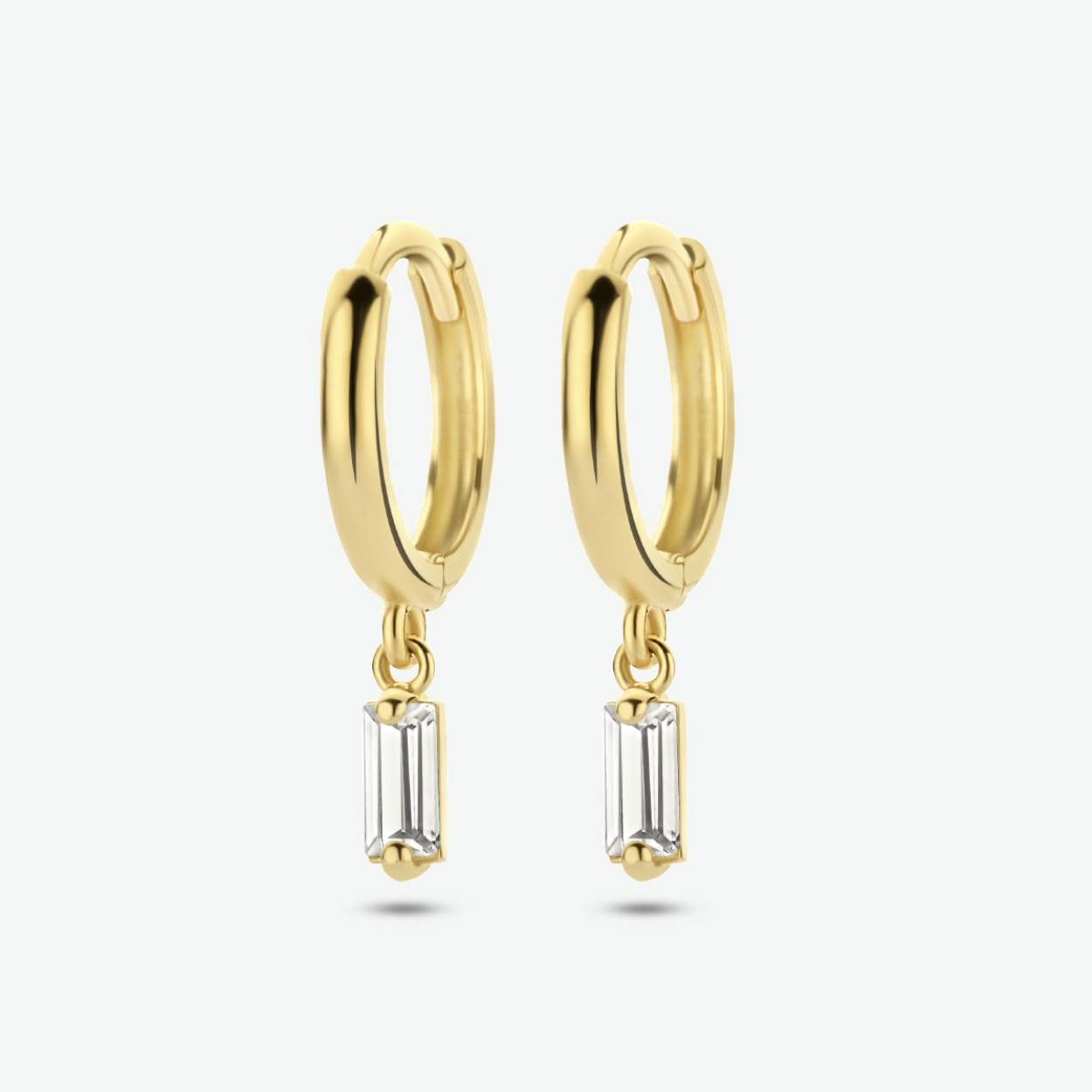 14k Geelgouden klapoorringen uitgevoerd met een schitterende zirkonia. De oorringen hebben een diameter van 10.8mm.