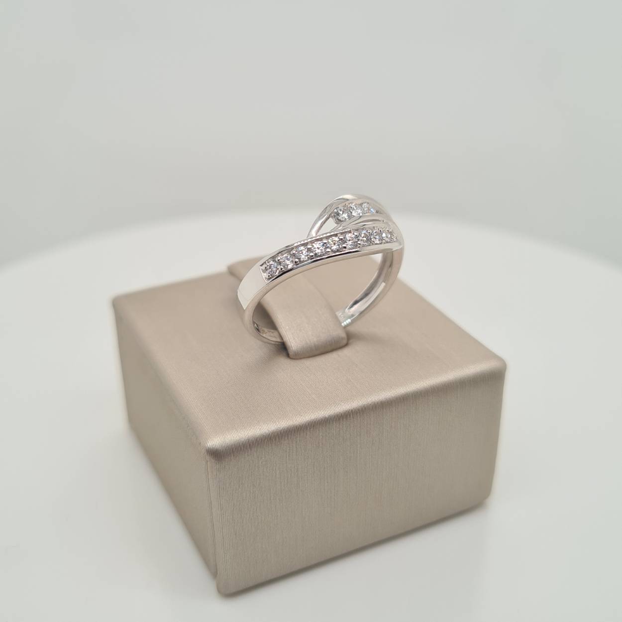 Prachtige 14krt witgouden ring met zirkonia. 

Deze ring is maat 56, heeft u interesse in een andere maat? Neem dan contact met ons op