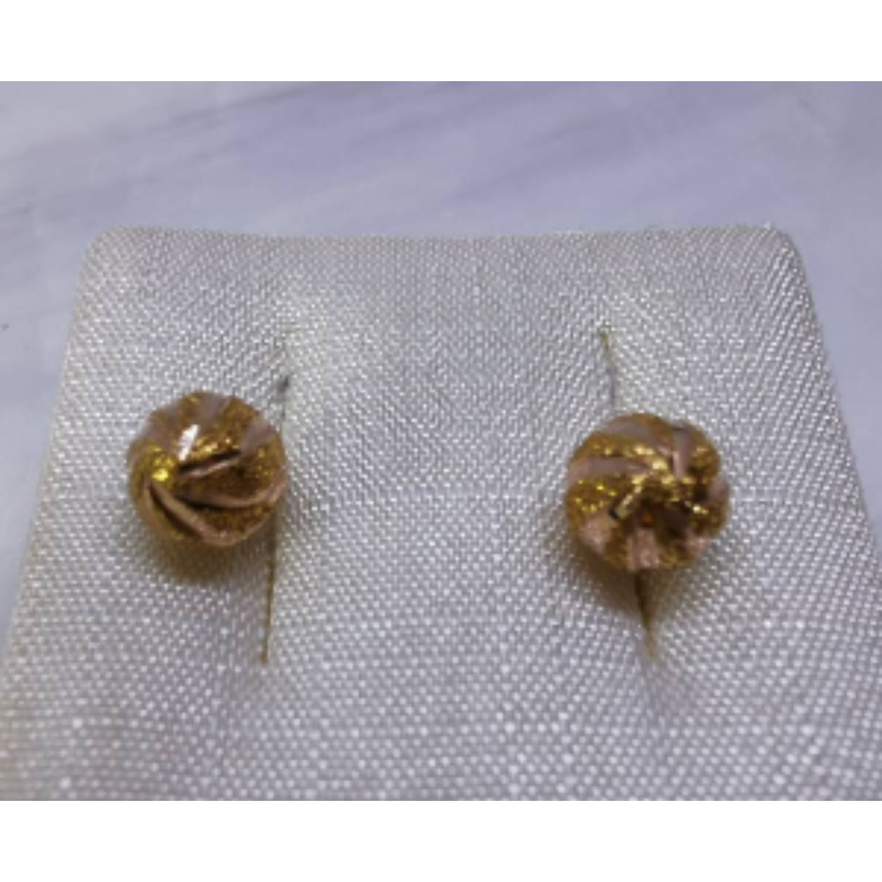 14 Karaat geel gouden doreka oorknopjes. Deels gesatineerd. 
Diameter: 6mm.
