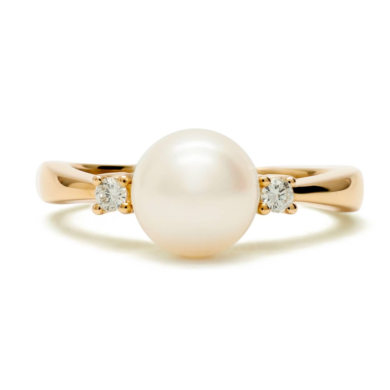 Geelgouden ring met briljanten en zoutwater parel. Deze ring is ook leverbaar in witgoud. 