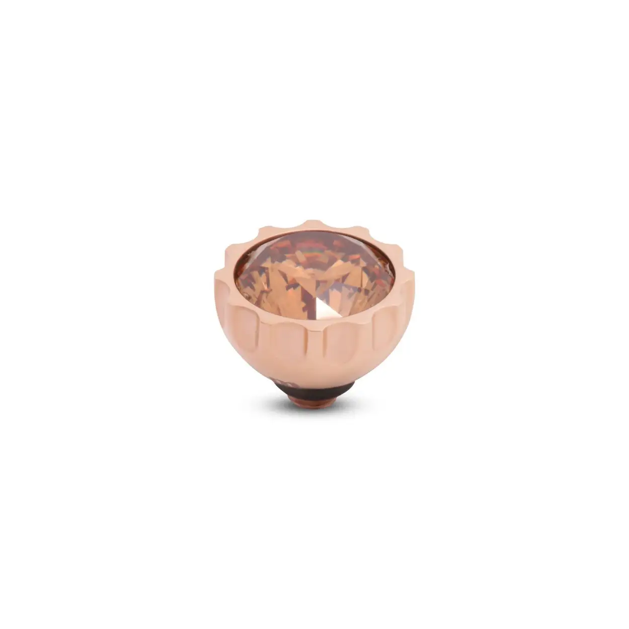 Het Melano Twisted Sun CZ steentje is een klein zonnig steentje. De zirkonia steelt écht de show in dit design door de smalle rand van edelstaal.  Het Sun CZ steentje is 9 mm breed.

