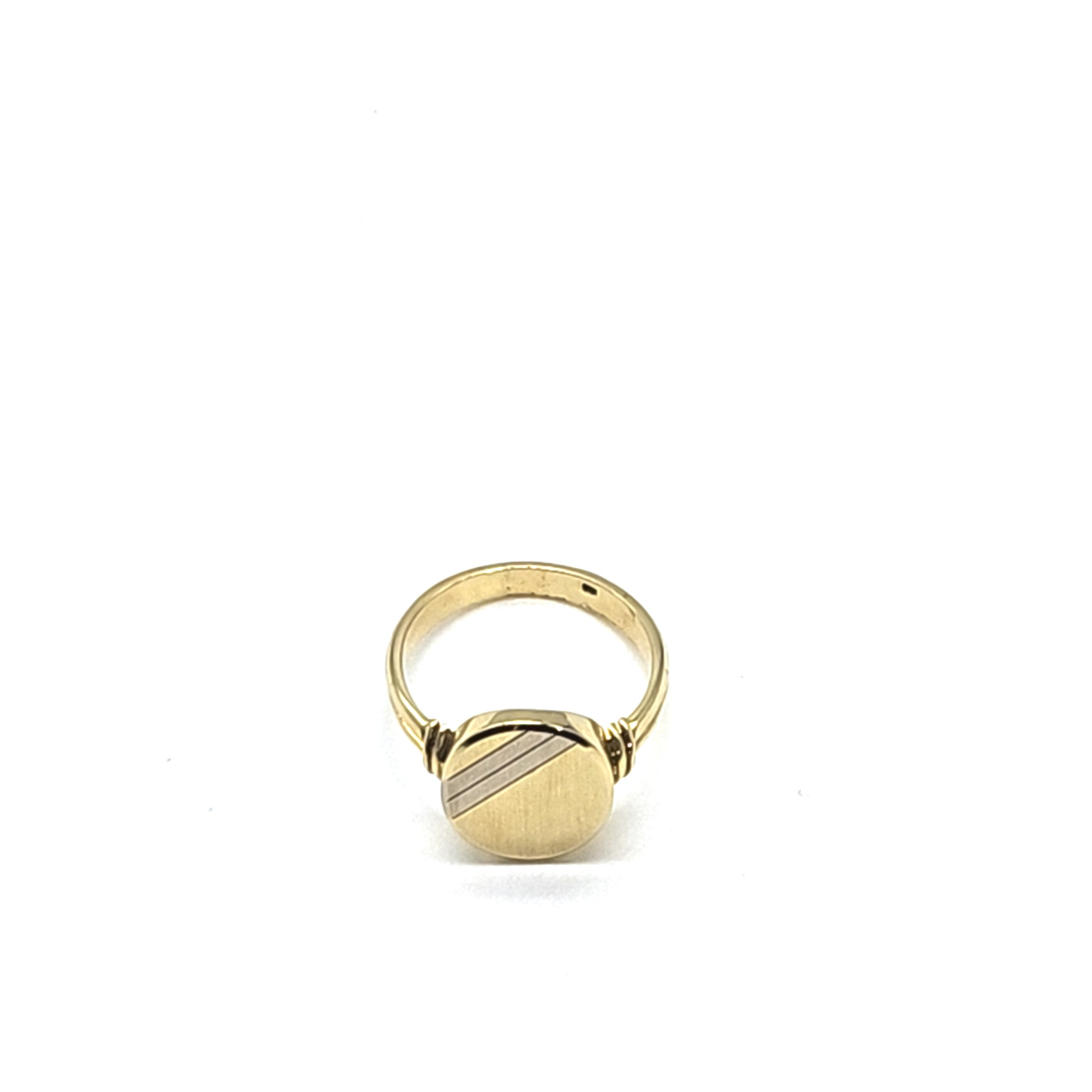 Deze prachtige 14 karaat Massief Zegelring straat een erg sjiek en is nooit te missen! De ring is heel stevig en goed afgewerkt en zekere aanrader voor je sieradencollectie!