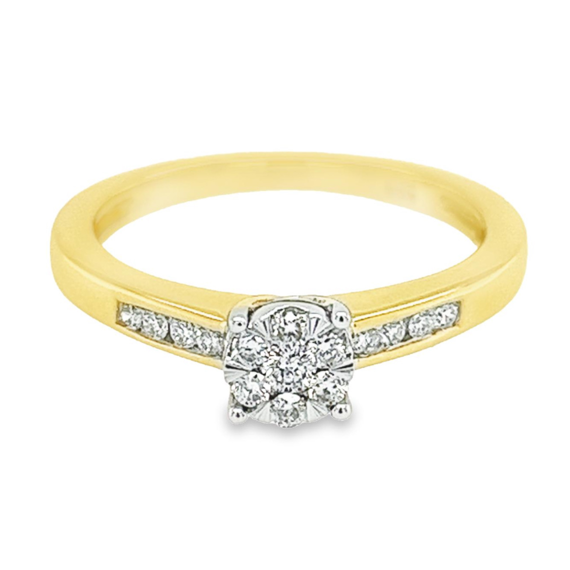 Deze geel gouden ring heeft een werkelijk schitterende uitstraling. De meerdere briljant geslepen diamanten zorgen voor deze prachtige schittering. Het totaal karaat gewicht is 0,20 en de briljanten zijn van mooie kwaliteit met zuiverheid SI1. De zetpoten zijn van bovenaf witgoud van kleur waardoor de briljant schittering extra mooi wit van kleur is.