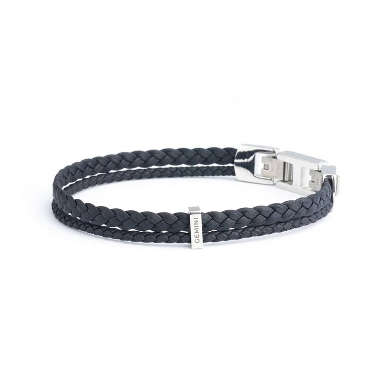 Deze Duo Blue armband is volledig gemaakt van hoogwaardig Italiaans nappaleer, afgewerkt met roestvrijstalen elementen. Het Italiaanse leer is ongelooflijk soepel en zacht. Hij is verstelbaar van maat 20 naar 21

Italiaans Nappaleer staat wereldwijd bekend om zijn uitzonderlijke kwaliteit en luxueuze uitstraling. “Nappa” verwijst naar een specifiek type zacht leer gemaakt van de huiden van lammeren, geiten of schapen. De zachtheid wordt bereikt via een zorgvuldig looiproces en afwerking, resulterend in leer dat een genot is om aan te raken.

Het looiproces voor Italiaans Nappaleer is een cruciale stap in de productie ervan. Italiaanse leerlooierijen gebruiken vaak plantaardig looien of andere milieuvriendelijke methoden, wat niet alleen de kwaliteit van het leer verbetert, maar ook de milieu-impact vermindert.

Italiaanse luxemodehuizen en ontwerpers gebruiken vaak Italiaans Nappaleer in hun creaties.

