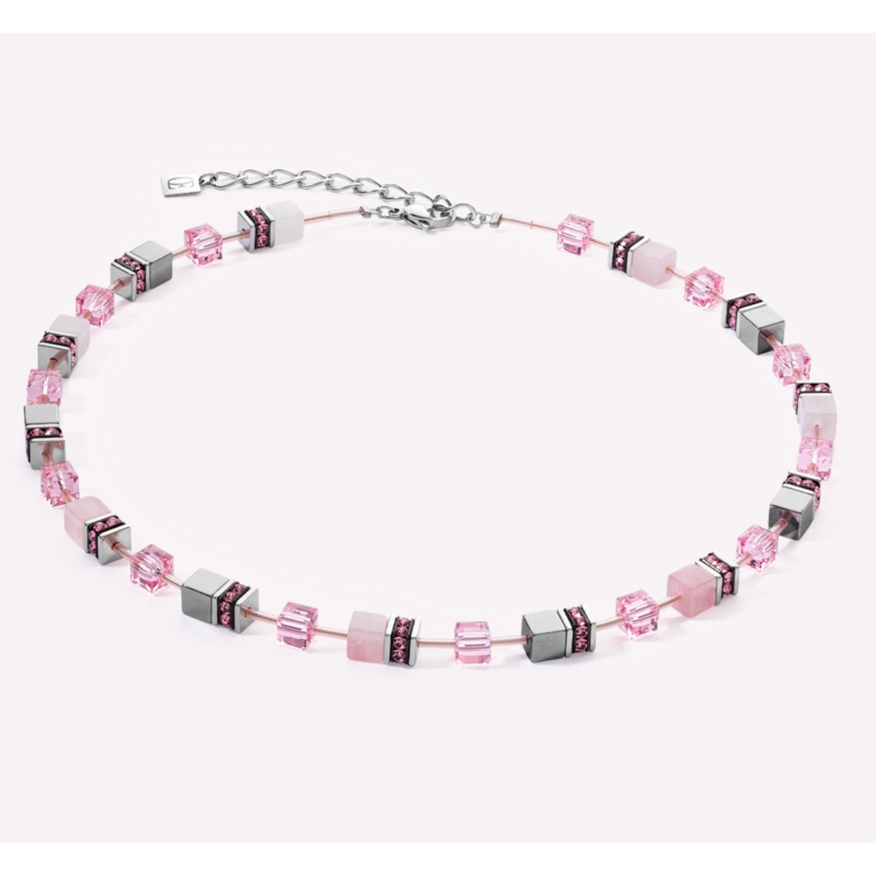 Zoet roze! De GeoCUBE® Iconic Precious Necklace Pink - betoverend met rozenkwarts en roze Swarovski-kristallen - contrasteert met glanzend zilvergrijs hematiet.