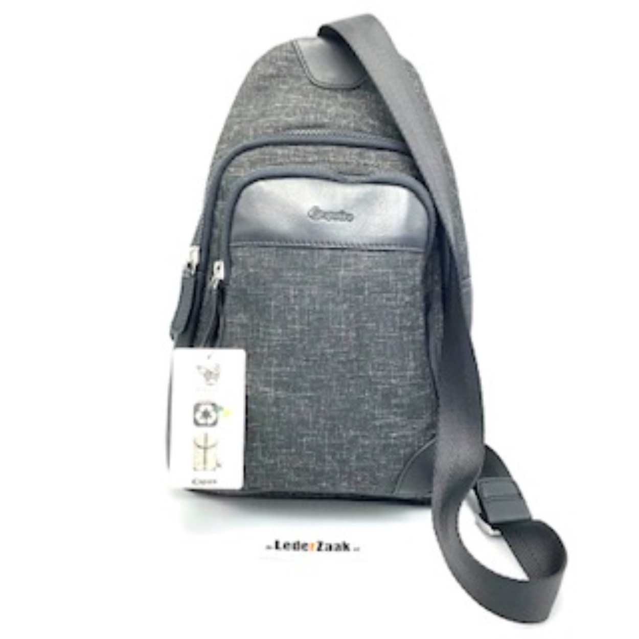 Esquire crossover tas voor heren. Deze is gemaakt van gerecycled materiaal. 
De tas heeft twee vakken, af te sluiten met kunststof rits.  In het hoofdvak bevind zich een ritsvakje.
Afmetingen:
Hoogte 32 cm
Diepte ongeveer 10 cm
Breedte ongeveer 21 cm