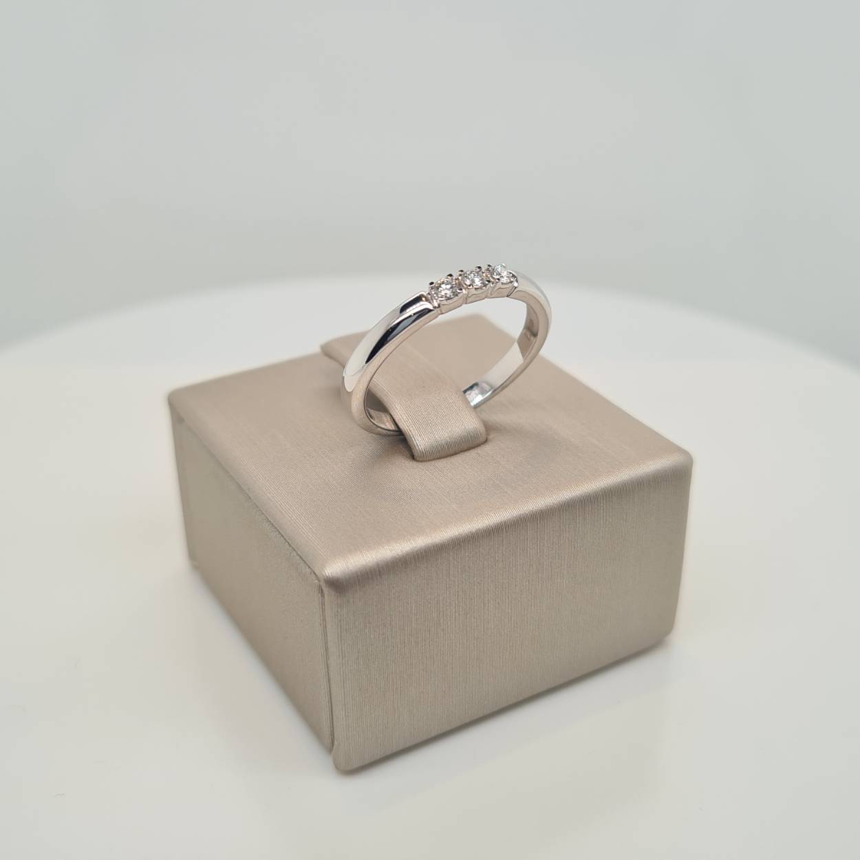 Prachtige 14krt witgouden solitaire ring met diamant, 0,09crt H Si. De maat van de ring is 53 (17). Heeft u een andere maat, neem dan gerust contact met ons op.