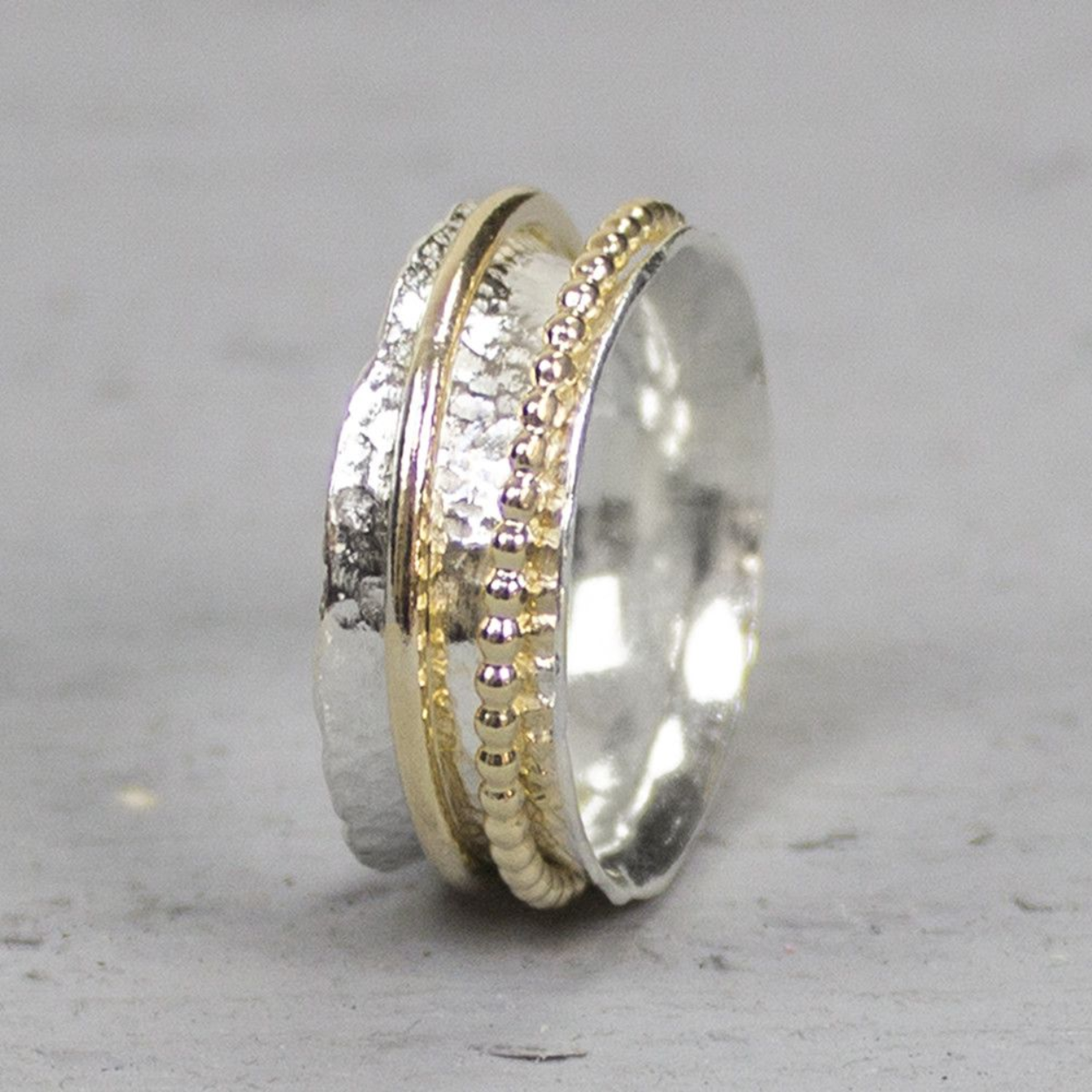 Bijzondere ring gemaakt van 925 sterling zilver en gold filled. De ringen in het midden van de ring kunnen bewegen, dit zorgt voor een speels effect. 