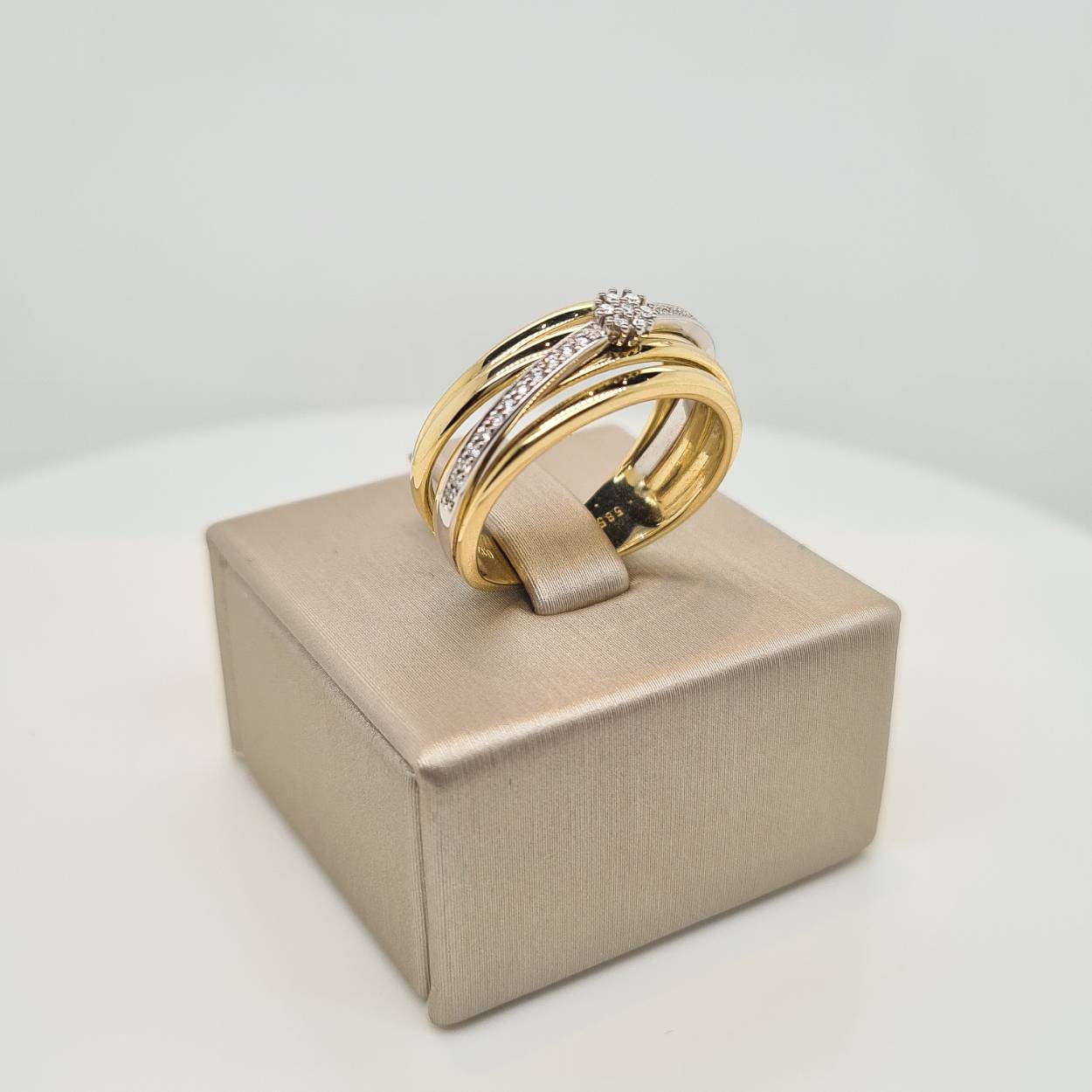 Prachtige 14 karaat gouden ring bezet met diamant, 0.12crt. De maat van de ring is 55.