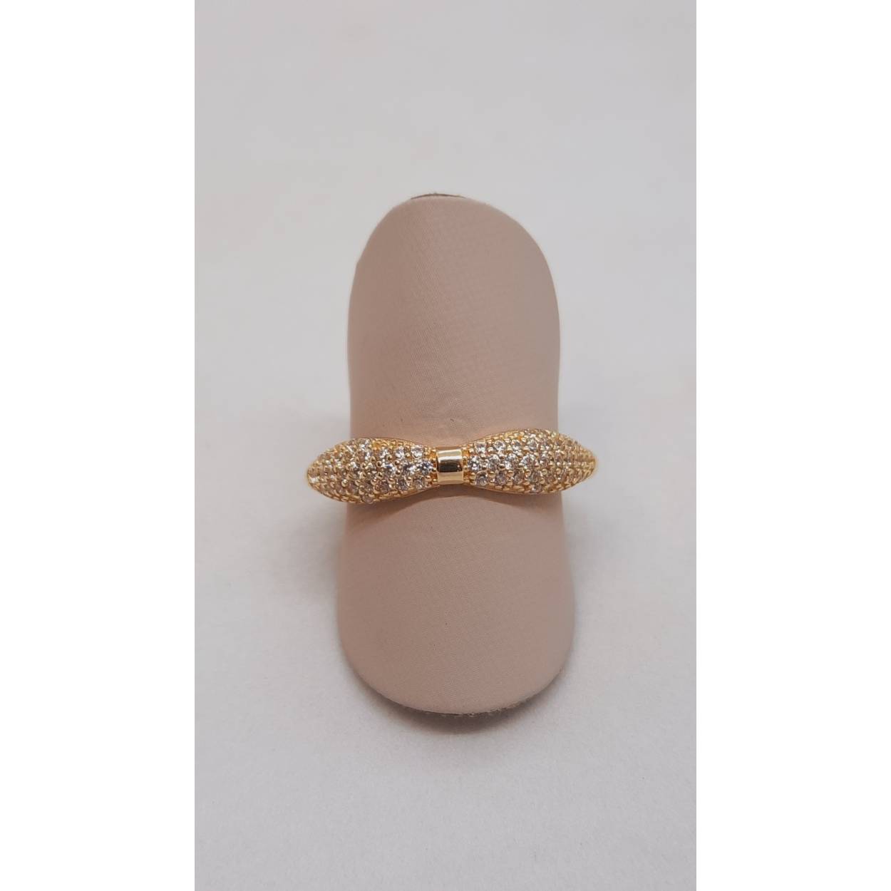 De gouden ring BREA-JOY-0004084 is gemaakt van 14-karaats goud en bevat schitterende stenen. Met een maat van 54 en een elegante goudkleurige afwerking, is deze ring een verfijnde toevoeging aan elke outfit. Draag hem solo voor een subtiele elegantie of combineer met andere sieraden voor een opvallende look. Perfect voor elke gelegenheid.
