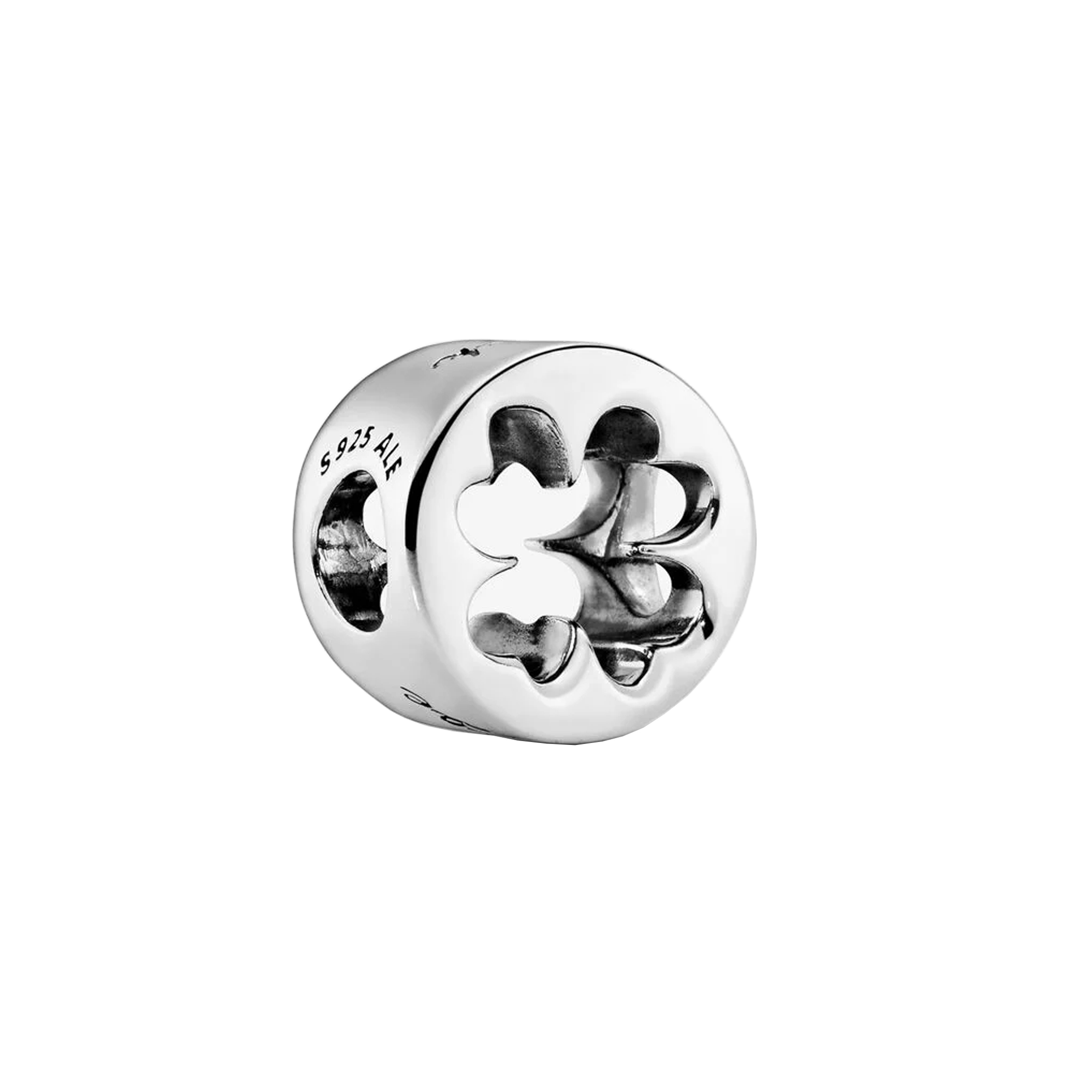 Maak je Pandora Moments armband helemaal af met geluksbedels en persoonlijke symbolen, zoals dit sterlingzilveren klavertjevier. Door het open ontwerp kun je de Pandora Moments armband waar de bedel aan hangt net een beetje zien. Het sieraad is voorzien van de inscripties 'luck' en 'courage', oftewel geluk en moed. Draag het als een betekenisvolle aanvulling op je collectie en een symbool voor iets waar je van houdt.