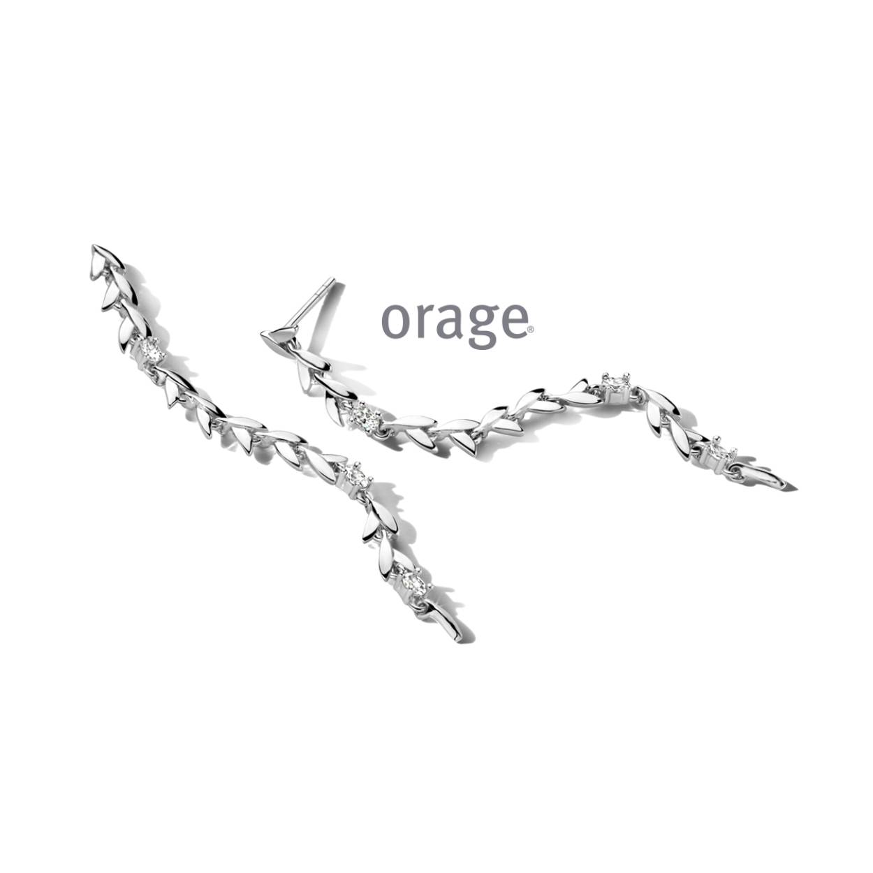 Lange zilveren oorstekers met zirkonium van het merk Orage
Bijhorende armband en collier ook verkrijgbaar