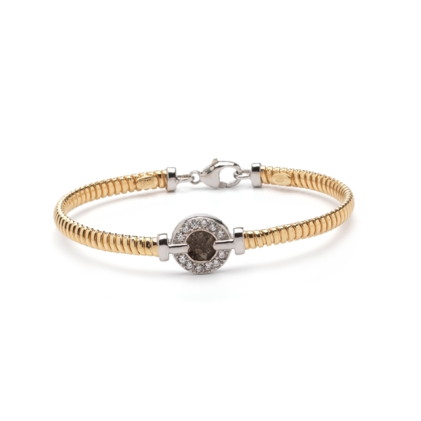 Zilveren armband, geel verguld, met zirkonia. In het midden van de as-armband bevindt zich een ornament met zirkonia’s. Dit sieraad wordt zichtbaar aan de voorkant gevuld met as en wordt vermengd met onze speciale hars.