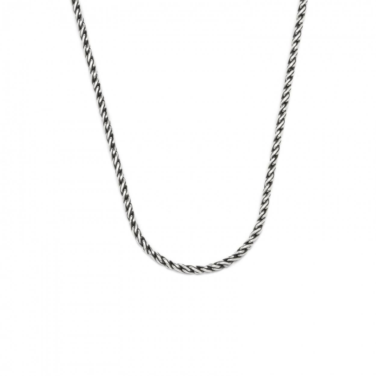 PRODUCT DETAILSMooi uitziende ketting met gedraaide draad, deze opvallende prachtige gevlochten nieuwe ketting sluit middels een kleine karabijnsluiting. Met deze SILK ketting maak je je look compleet, match hem met de SILK hanger collectie die bij je persoonlijkheid past, subtiel, chique, speels of juist rebels, óf draag het collier zonder hanger als basic statement. Ben je op zoek naar een combinatie tussen een halsketting en armband die dezelfde vlechtstructuur hebben, kijk dan eens naar de armband 172 breeze, die perfect combineert.