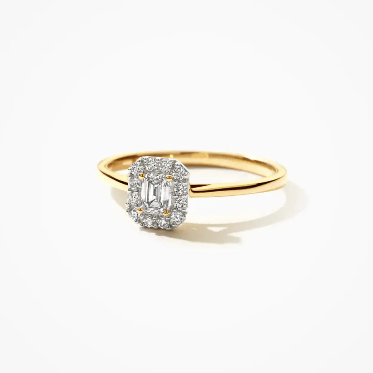 In deze 14k geelgouden ring glanst een rechthoekige lab-diamond omringd door briljant geslepen lab-diamonds. De doorsnede van de ring is 1 mm. Draag hem alleen of in combinatie met andere sieraden met lab-diamonds uit onze collectie, bijvoorbeeld collier LG3009Y.