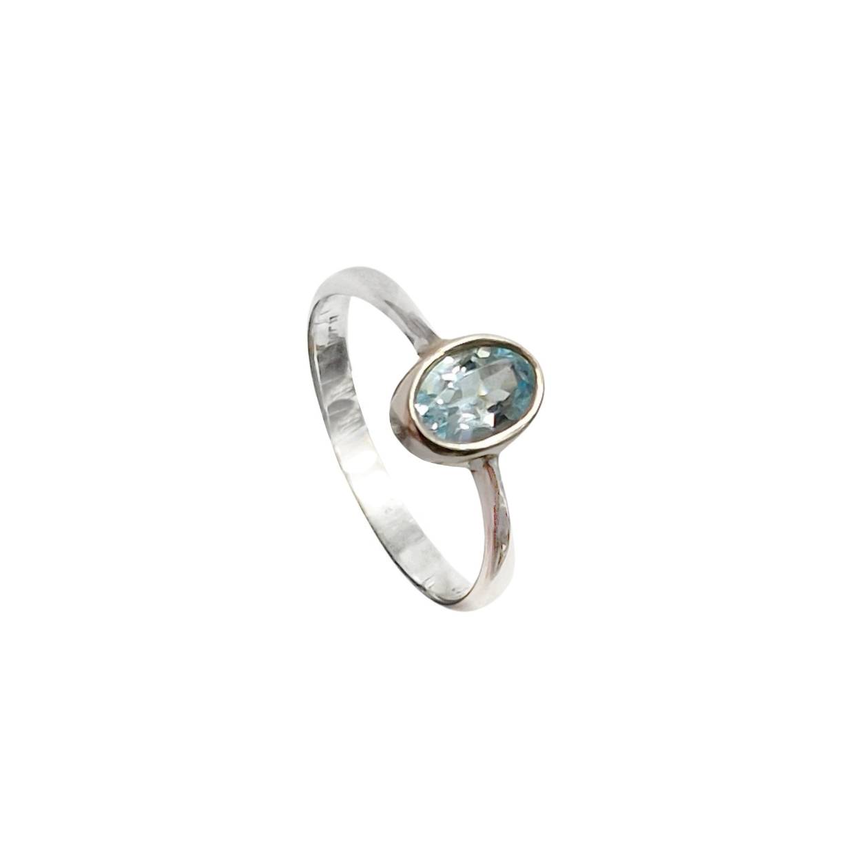 Ring met een prachtige natuurlijke Blauwe Topaas 8 x 6mm
