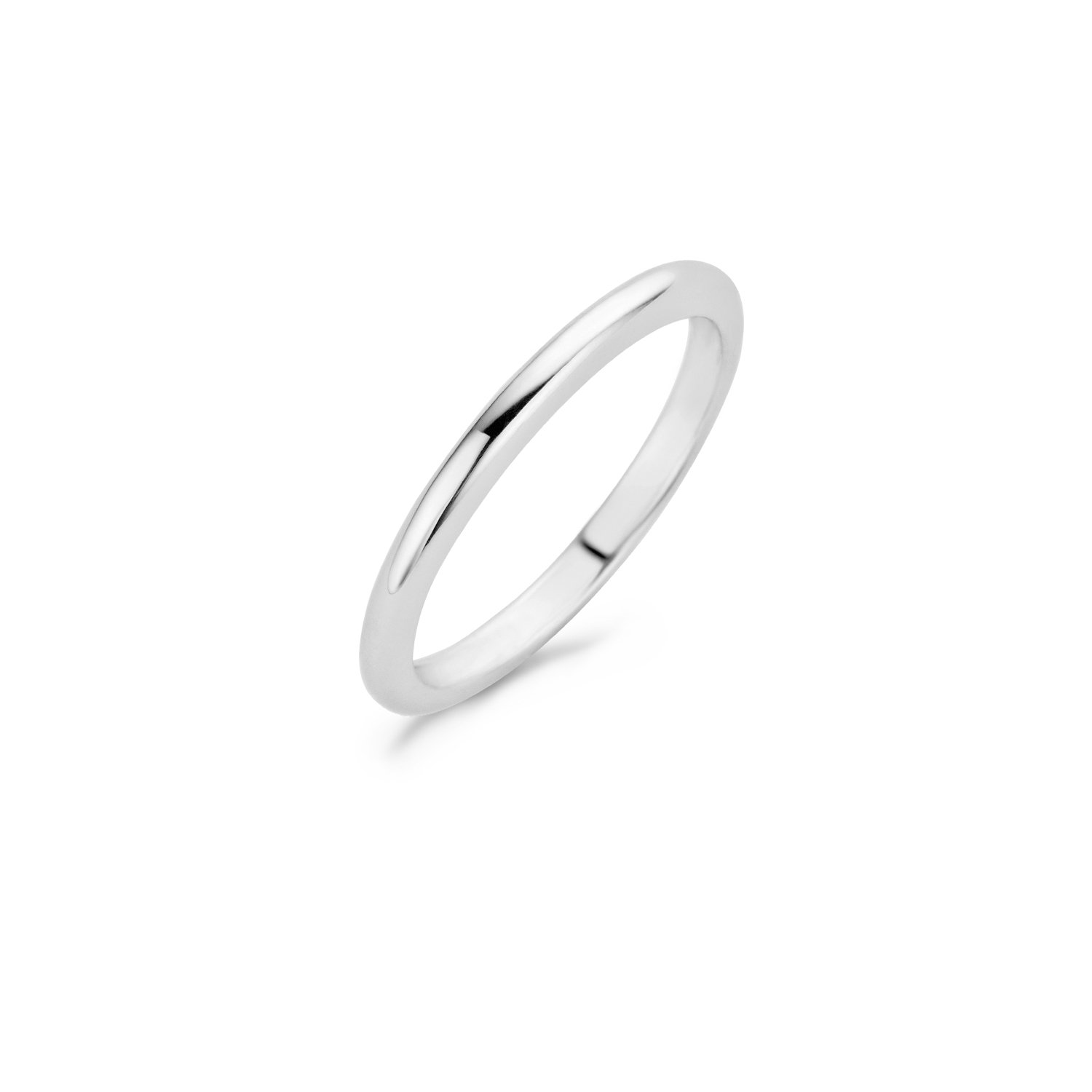 De 14 karaat gouden ring is gemaakt van witgoud. De rechte band is twee millimeter breed. De ring is halfrond afgewerkt en heeft aan de binnenzijde het Blush logo. Deze ring staat vrouwelijk en elegant wanneer hij solitair gedragen wordt, maar is ook uitermate geschikt om te combineren met een aantal aanschuifringen.