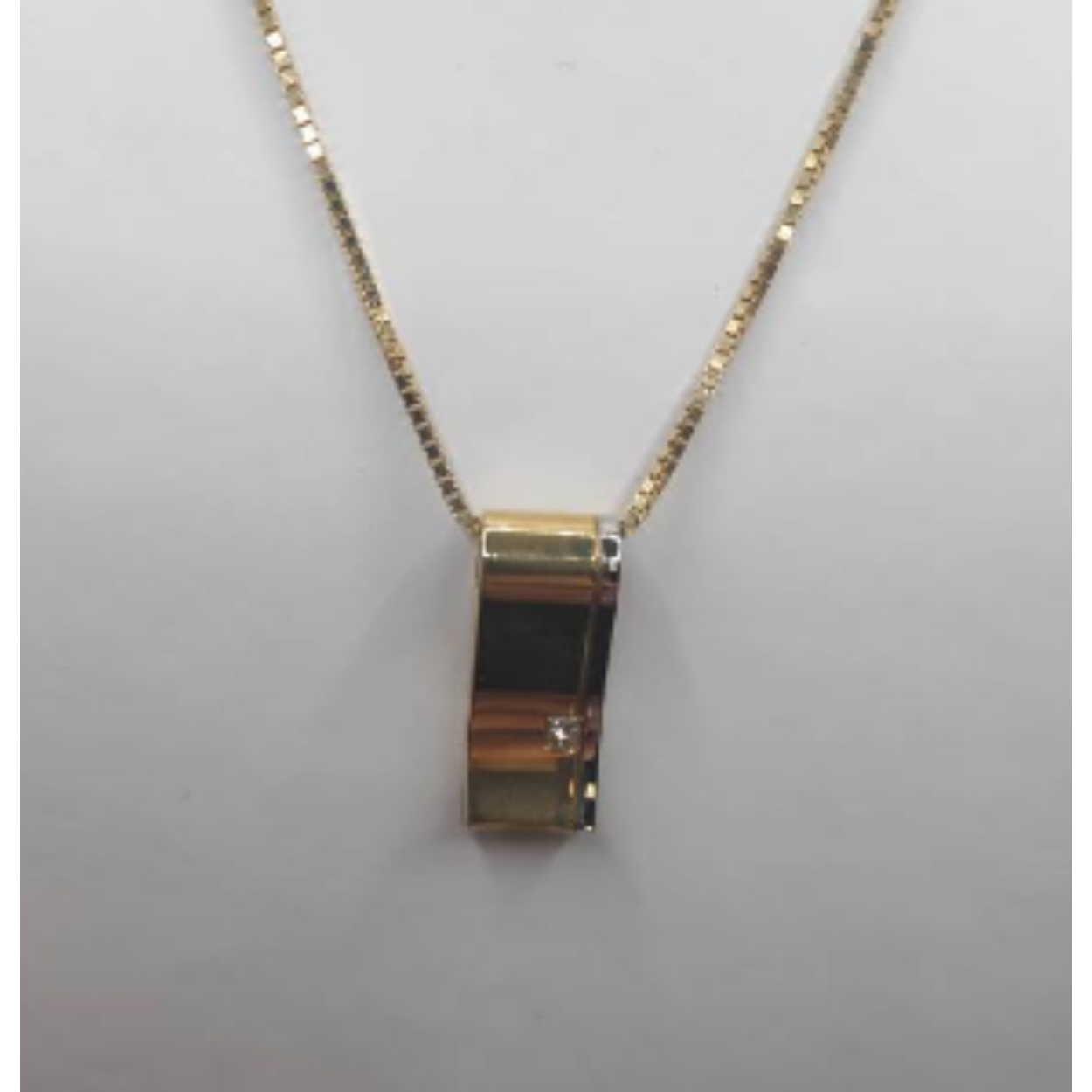 Gouden hanger met diamant (zonder collier) 0,05