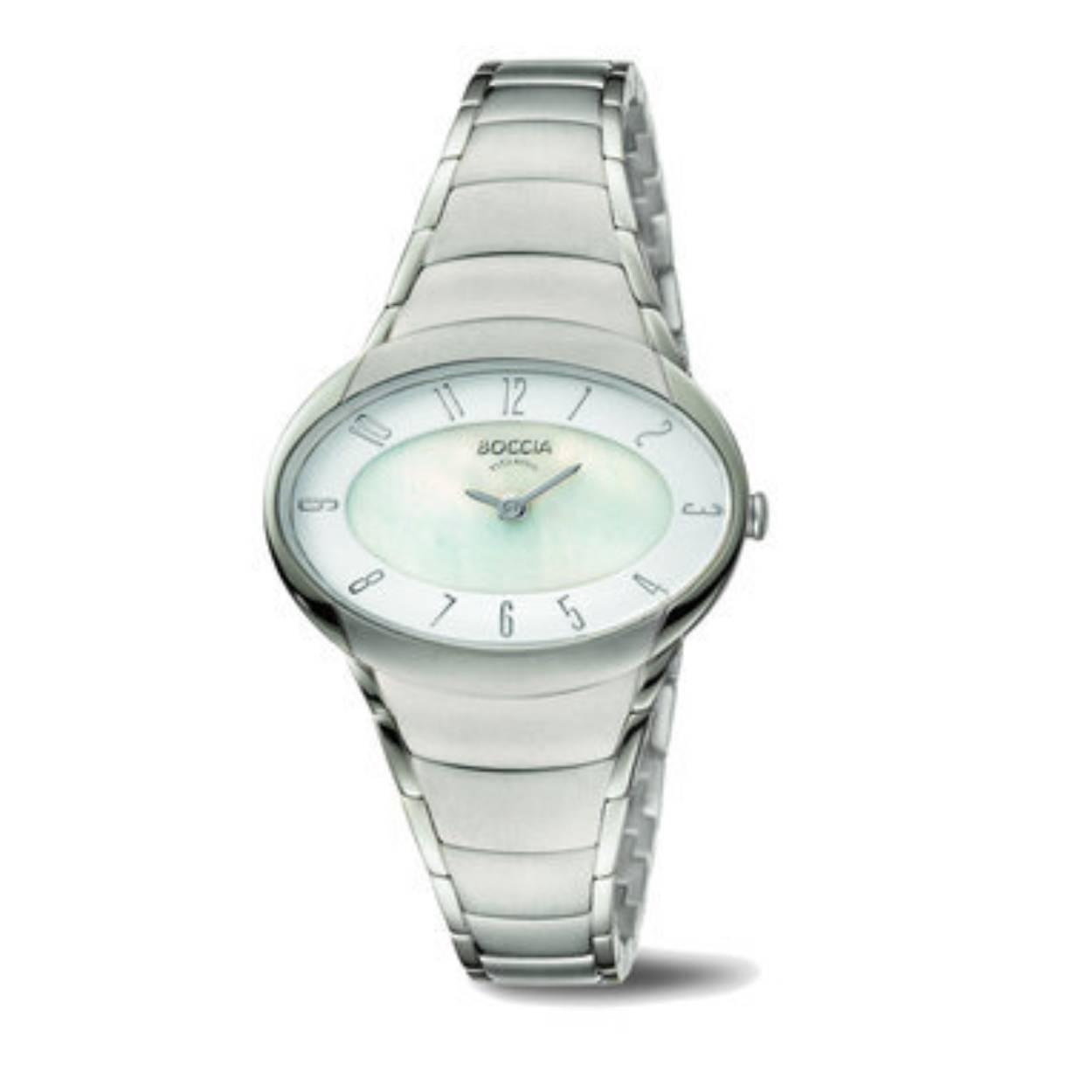 Boccia Titanium 3255-03
Dit dameshorloge van Boccia Titanium heeft een nette uitstraling. De zilverkleurige horlogekast zorgt voor een stijlvolle look en de parelmoer wijzerplaat maakt het horloge chique. Het horloge heeft een ovale kast met een diameter van 32mm, een mineraalglas en is 5ATM. Combineer dit prachtige exemplaar met de andere sieraden van Boccia Titanium voor een complete look. Aan de titanium kast zit een titanium schakelband.

HET MERK
Boccia Titanium is het titanium merk van Nederland, dat zijn oorsprong in Duitsland vindt en is opgericht in het jaar 1992. Ontwikkeld door internationale ontwerpers. Alle titanium componenten van de BOCCIA TITANIUM collectie zijn gemaakt van 99,7% puur titanium; het bijzondere materiaal. Het is licht in gewicht, neemt de temperatuur van de huid aan en is zeer huidvriendelijk. Bovendien is het corrosie- en temperatuurbestendig.

SPECIFICATIES
- Mineraal glas
- Ovale titanium horlogekast, Ø 32mm
- Titanium schakelband
- Parelmoer wijzerplaat
- 5ATM (Regen- & spatwaterdicht)