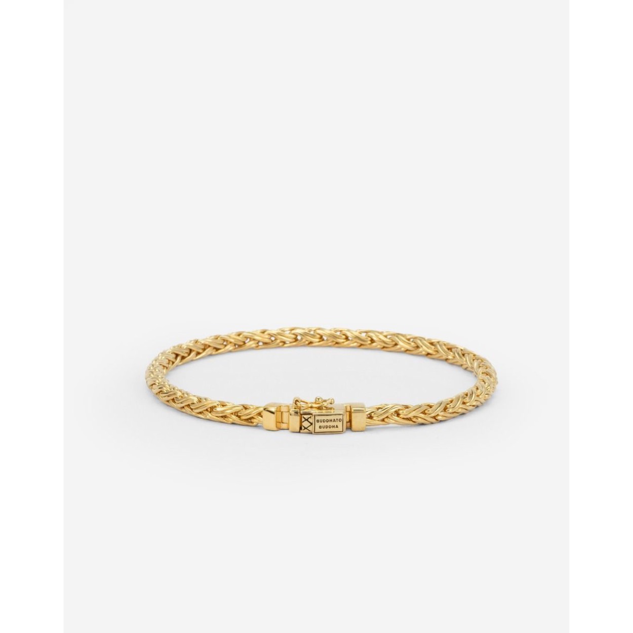 
De Katja Mini Armband is gebaseerd op een traditionele Balinese weeftechniek en met de hand gemaakt door gepassioneerde ambachtslieden. Het is een meesterwerk dat puur vakmanschap laat zien. Deze armband, met zijn fijne schakels en gedetailleerde afwerking, is een ode aan de kunst van het verfijnde smeden. Ontworpen in Amsterdam en handgemaakt in Zuid-Oost Azië van gerecycled zilver met een premium gold plating (3.0 micron dik). De plating is gemiddeld 5 maal dikker dan reguliere gold plated items. Deze armband is niet alleen een statement van stijl, maar ook van duurzaamheid en kwaliteit. Draag het als een symbool van jouw eigen unieke pad en de onvergetelijke momenten en mijlpalen die je al hebt behaald in je leven.