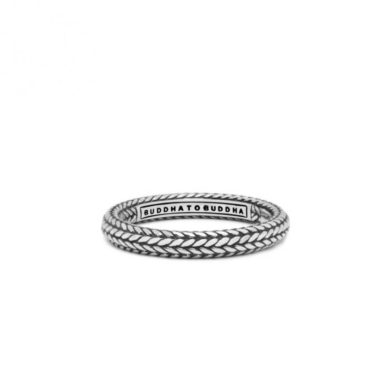 De Dunia ring is een verfijnde ring uit onze Refined collectie. Het design is gebaseerd op onze iconische Ellen schakel aan zowel de buitenzijde en de binnenzijde. De ring is vervaardigd uit 925 sterling zilver en laat zich perfect combineren met andere ringen uit de Dunia range. Deze ring valt in de categorie smalle ringen.