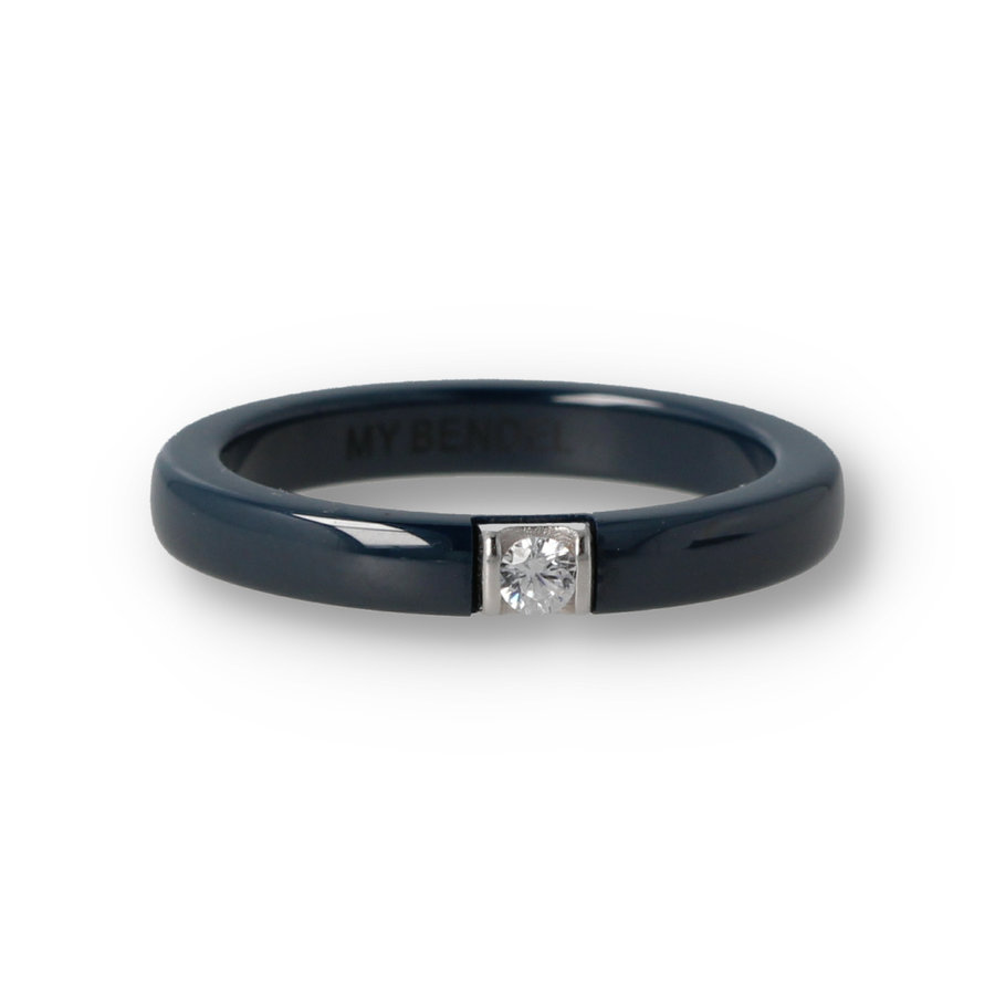 Stijlvolle donker blauwe keramieken ring met zirkonia steen in zilvere setting. Verkleurt en verbreekt niet.