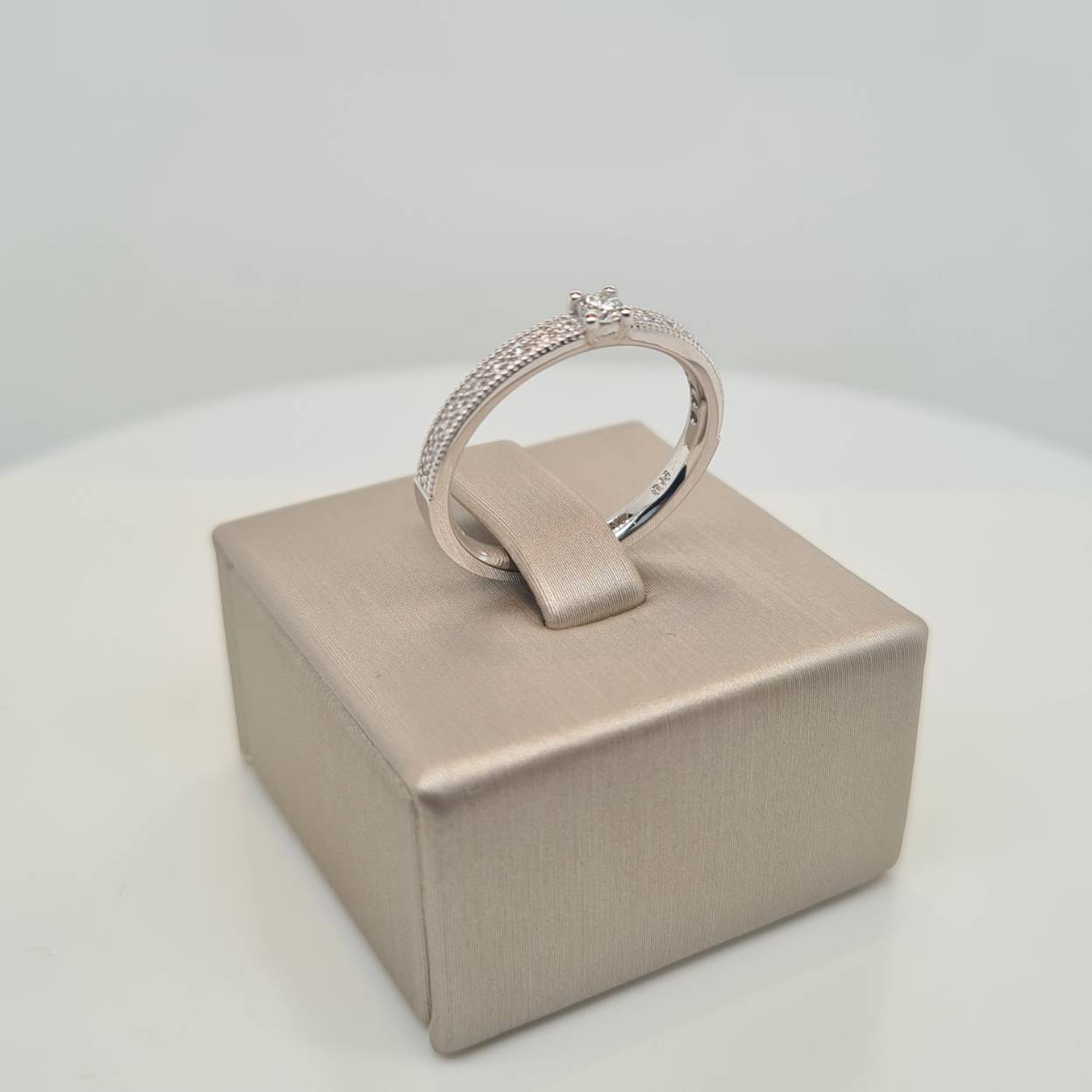 Prachtige 14krt witgouden solitair ring met diamant, 0,16crt H Si. De maat van de ring is 54. 

Heeft u een andere maat, neem dan gerust contact met ons op.