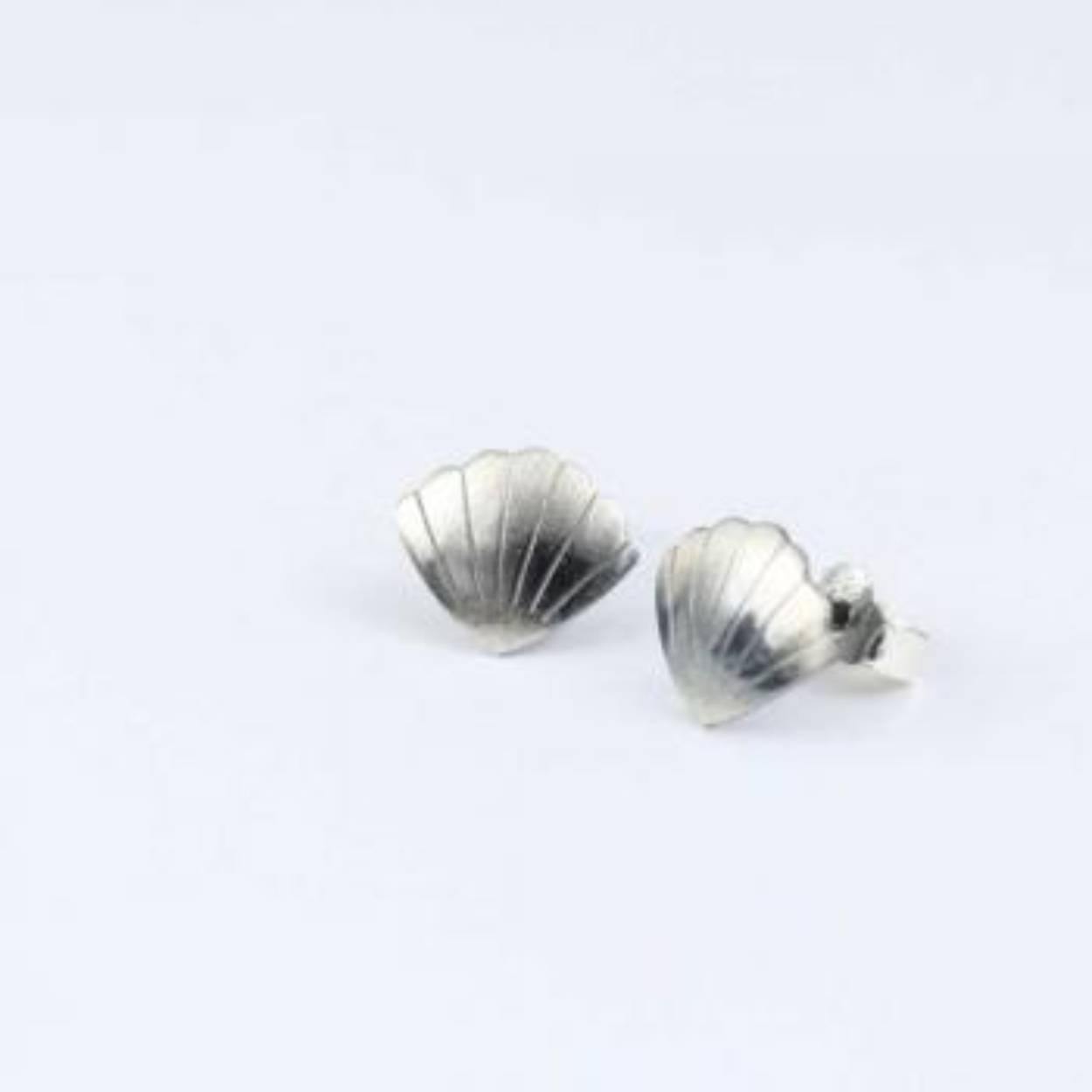 Buttner Schmuck handgemaakte sieraden vervaardigd in een klein atelier uit de Harz, zilveren oorknop mossel