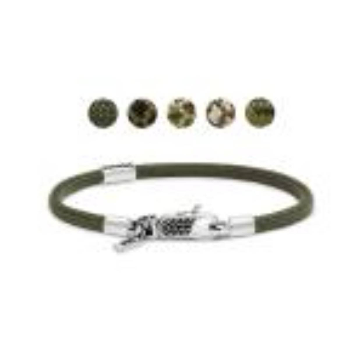 De nieuwste toevoeging aan de SILK collectie zijn de Azure, Emerald en Terra paracord armbanden, ontworpen met een luxe zilveren karabijnsluiting. Deze diepgekleurde armbandjes voegen stijl en kleur toe aan je arm en zijn verkrijgbaar in twee varianten: een met charm en een zonder charm. Het model met charm heeft een uniek schuifbaar buisje dat aan beide kanten te dragen is. Eén kant biedt ruimte voor een persoonlijke gravure, zoals initialen of een symbool, terwijl de andere kant is voorzien van een subtiele structuur voor een elegante afwerking. Kies jouw favoriete kant en draag het sieraad zoals jij wilt.
