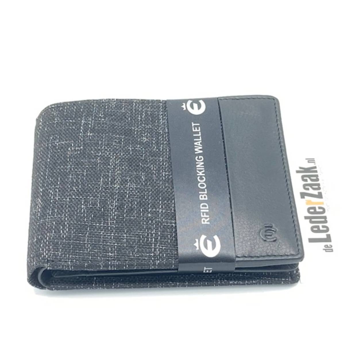 Wij letten op het milieu u ook. Deze portemonnee is volledig gemaakt van gerecycled materiaal en uitgerust met een RFID folie.
Hier kunt gemakkelijk 10-12 pasjes opbergen.

Afmetingen:
Hoogte 10cm x breed 12cm x diep 2cm 